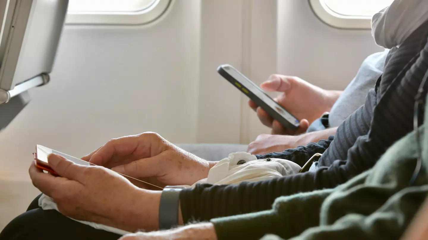 Terrifying reason why you have to alert flight attendant if you drop your phone down the seat