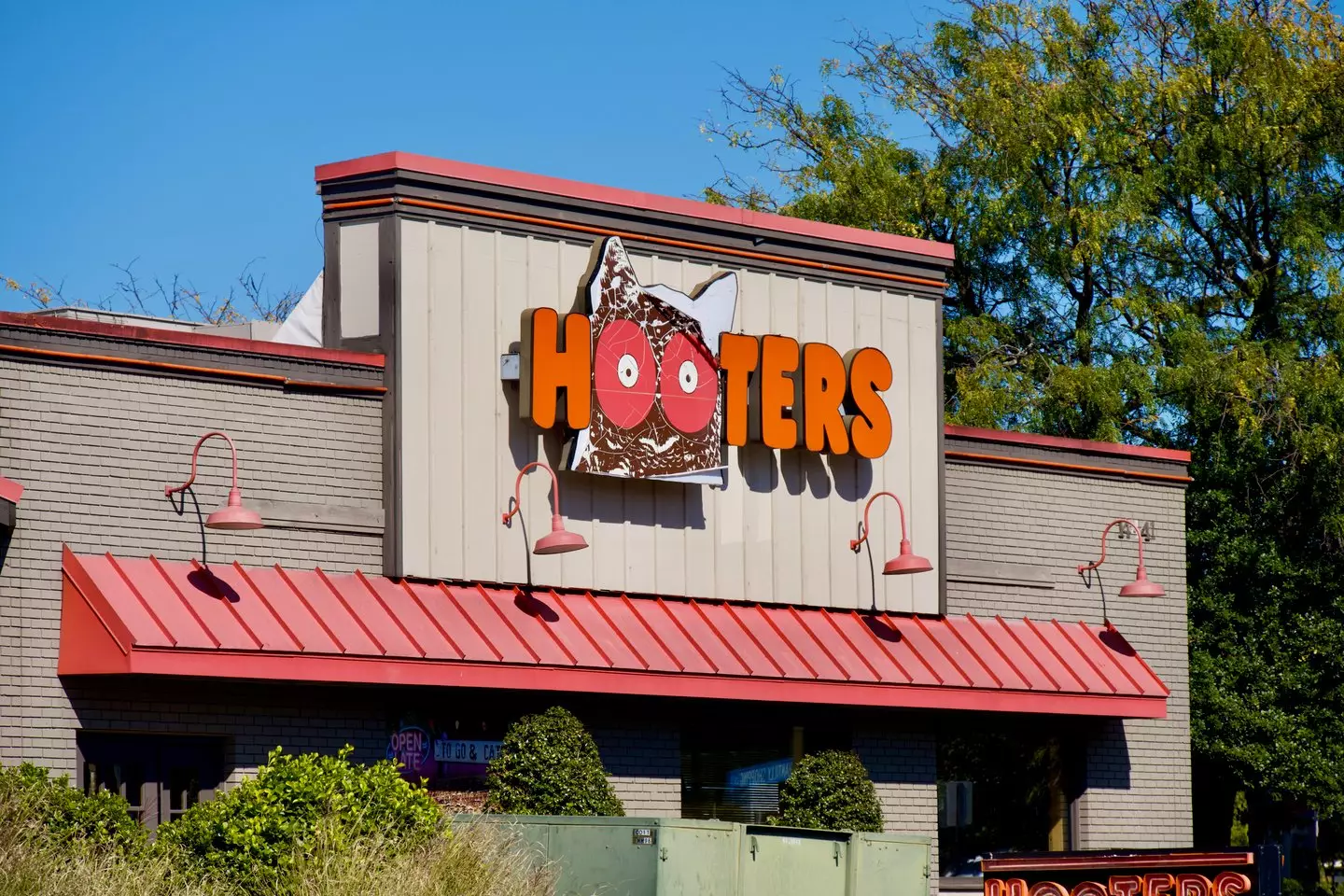 Hooters waitresses have revealed how much money they can make in a day (Getty Stock)