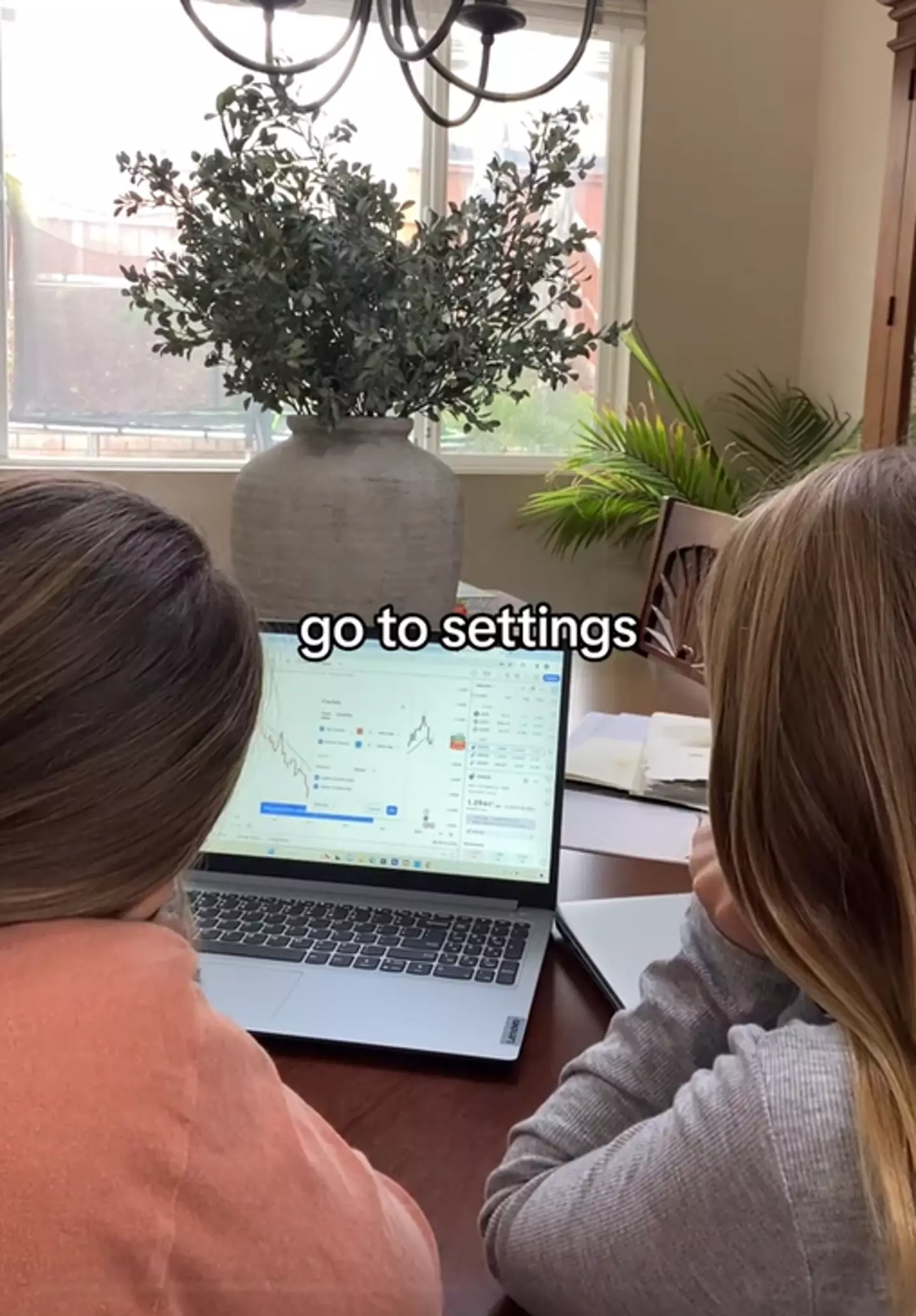 Her kids only spend 2 hours on school work. TikTok/ @amandalyncuster