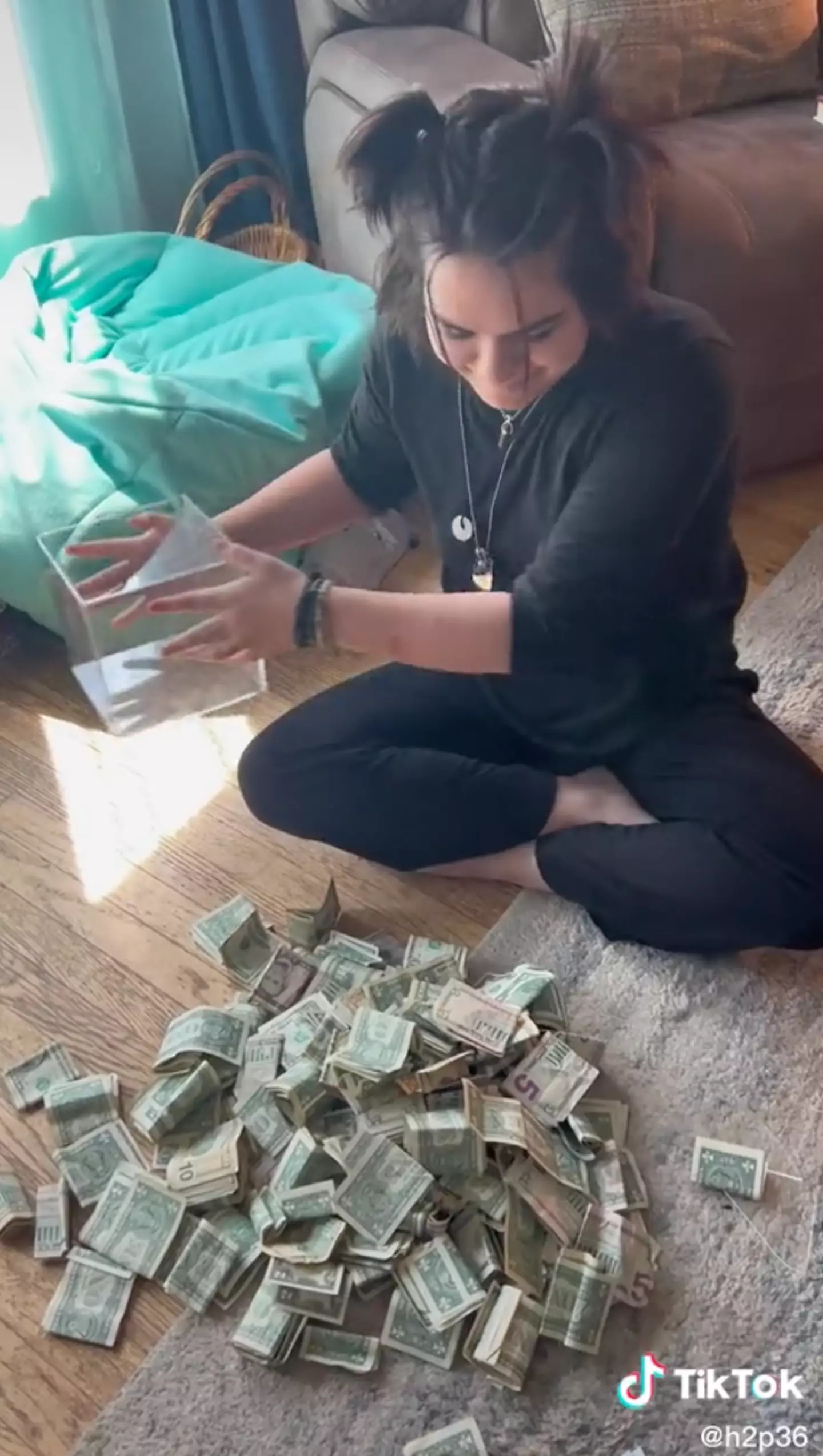 The hostess counting her tips in a viral video. (TikTok/@h2p36)
