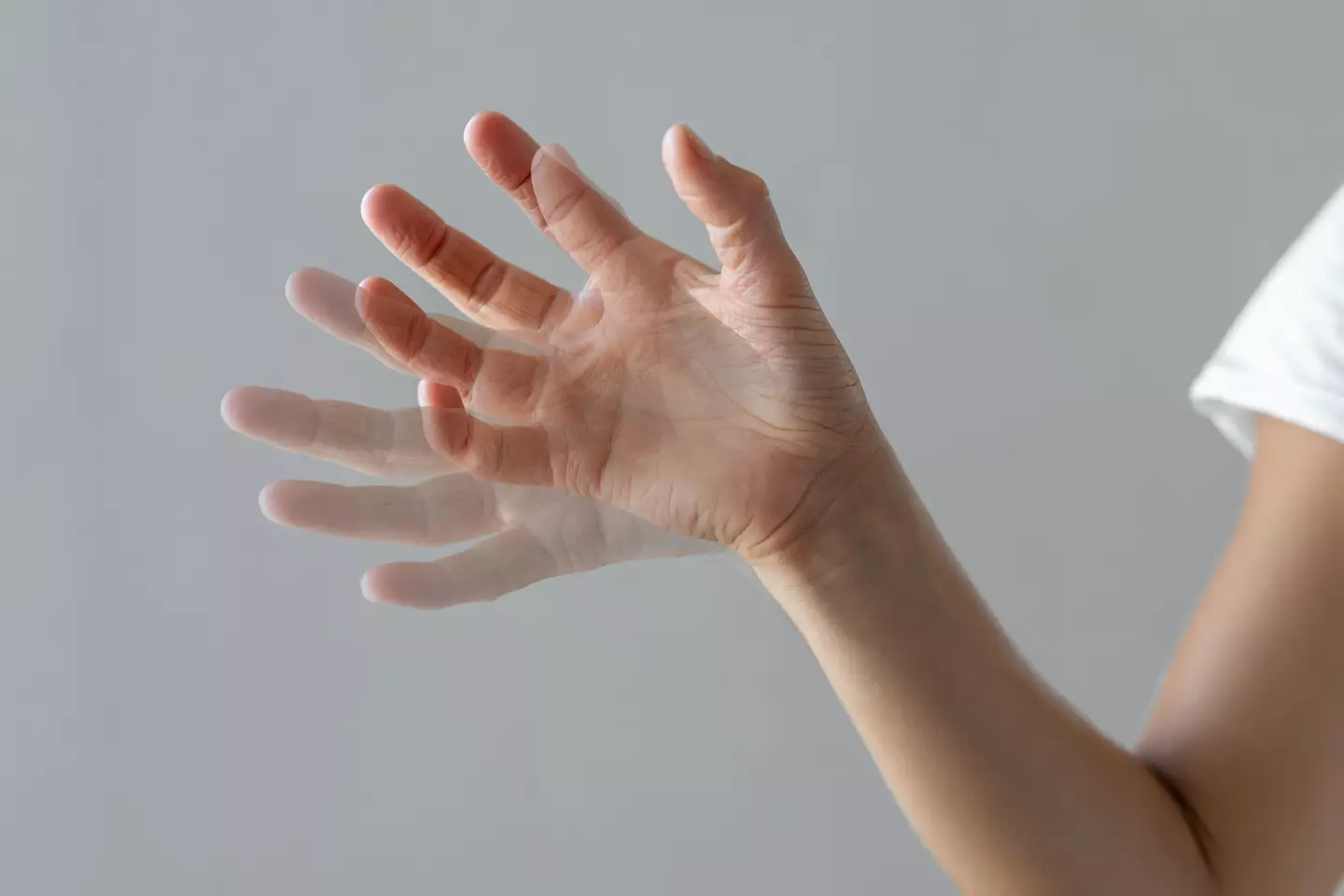 A tremor can be a common warning sign (Bymuratdeniz/Getty Images)