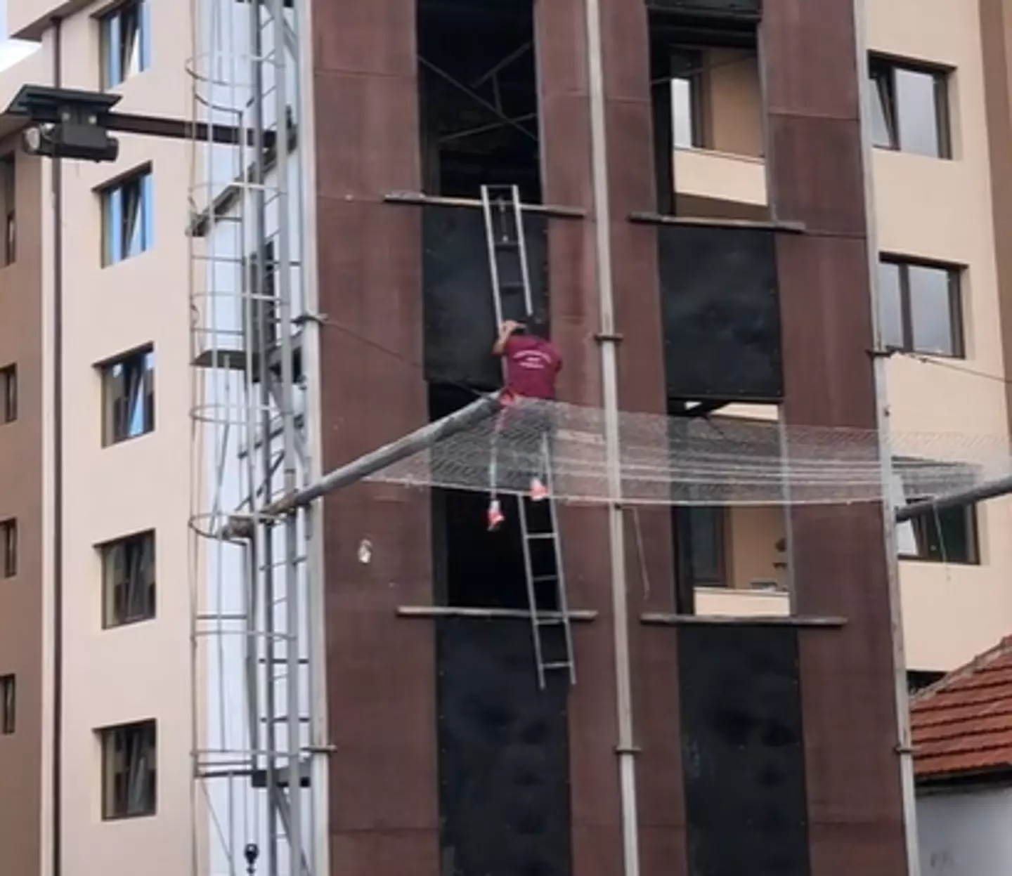 Firefighter showcases his incredible ability. (@ggeorg.iev/TikTok)