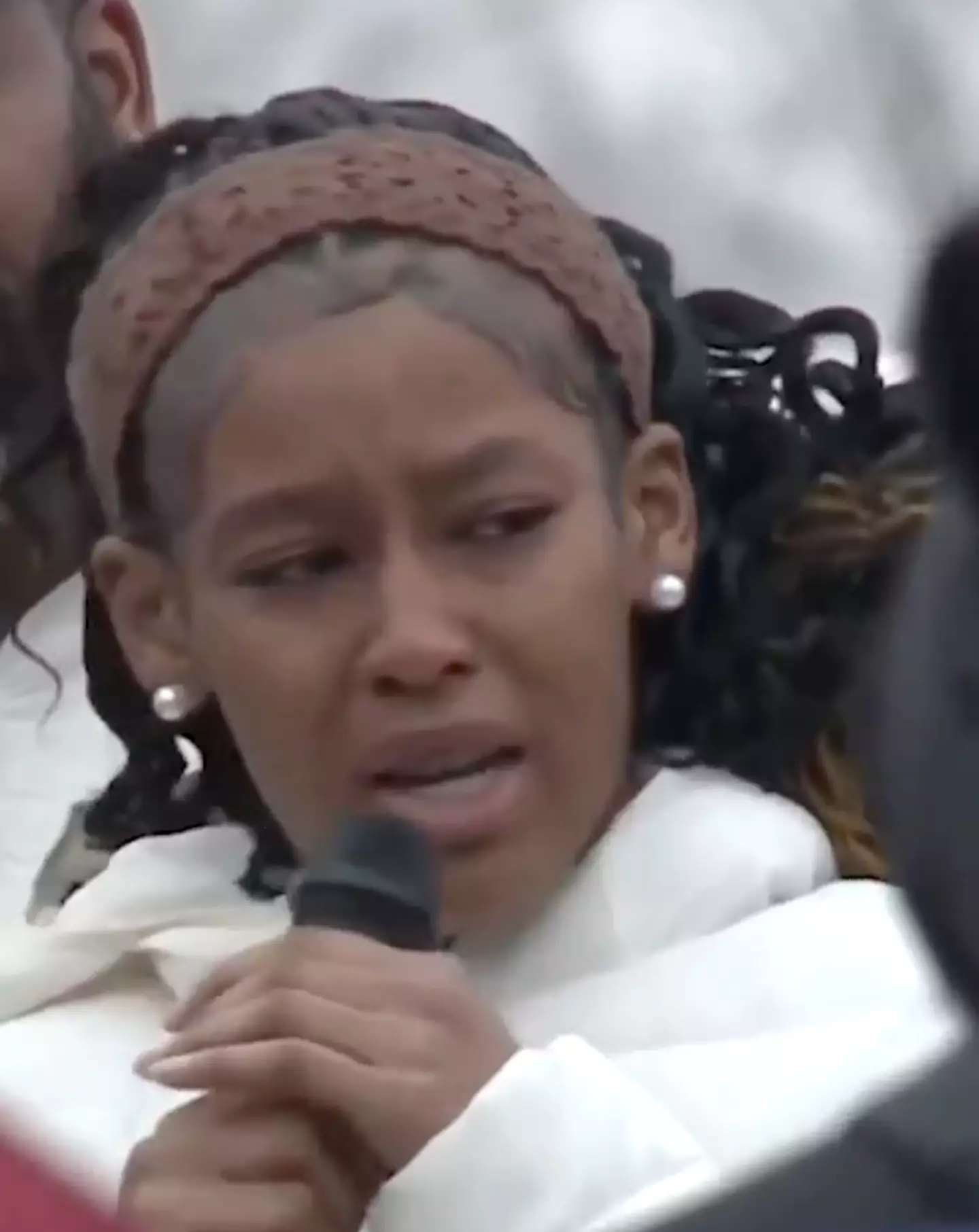 Everett held back tears as she thanked the crowd for supporting her (Rain Drops media)