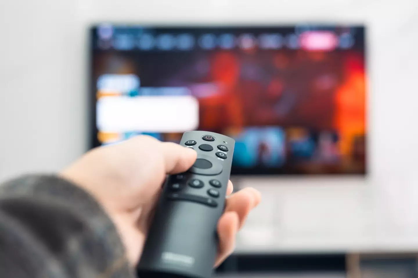 Leaving your favorite TV show running could actually deter burglars (Wang Yukun/Getty Images)