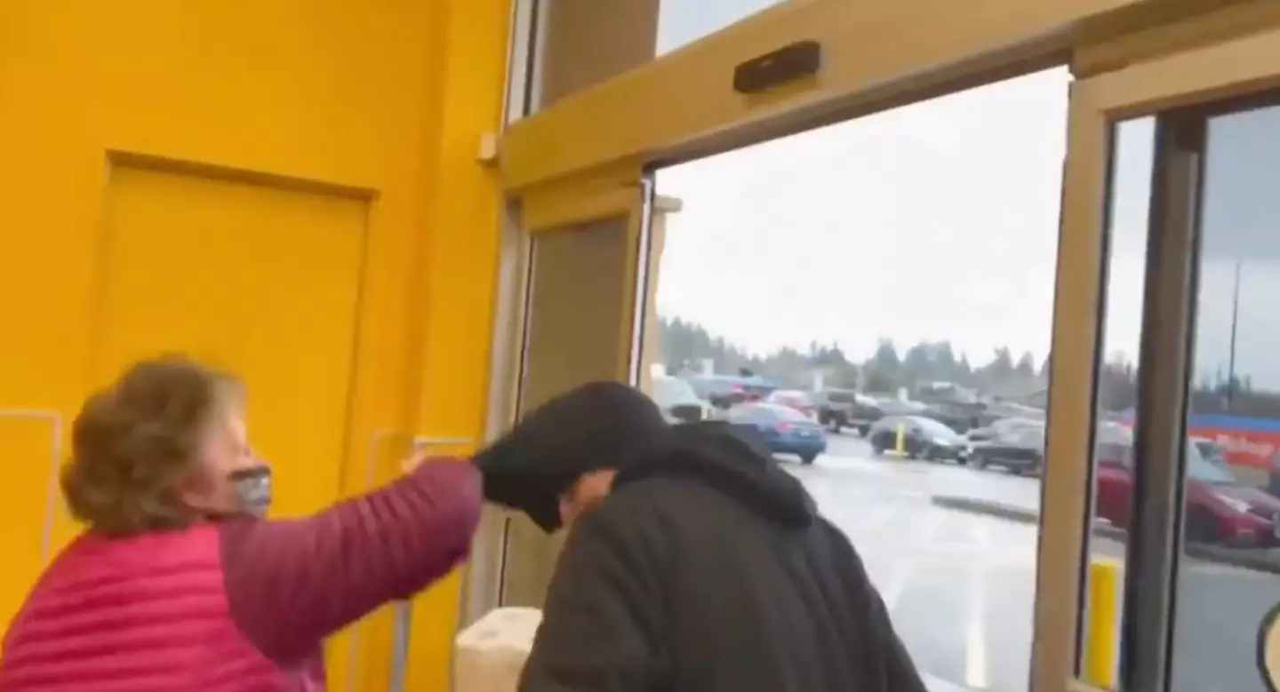 Elderly woman stops shop lifter (@Tr00peRR)