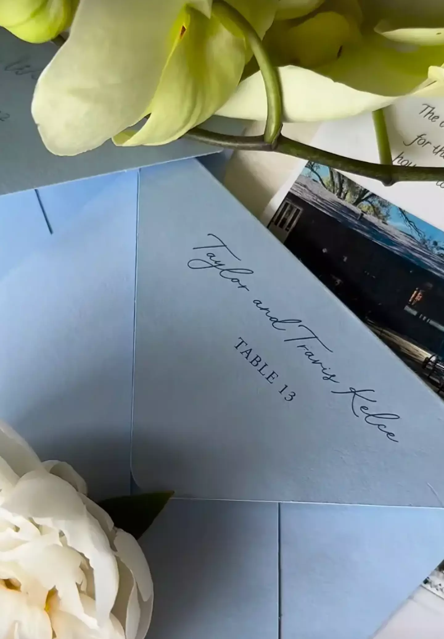 The image of the invitation was shared on social media (Instagram/@elliestyled)