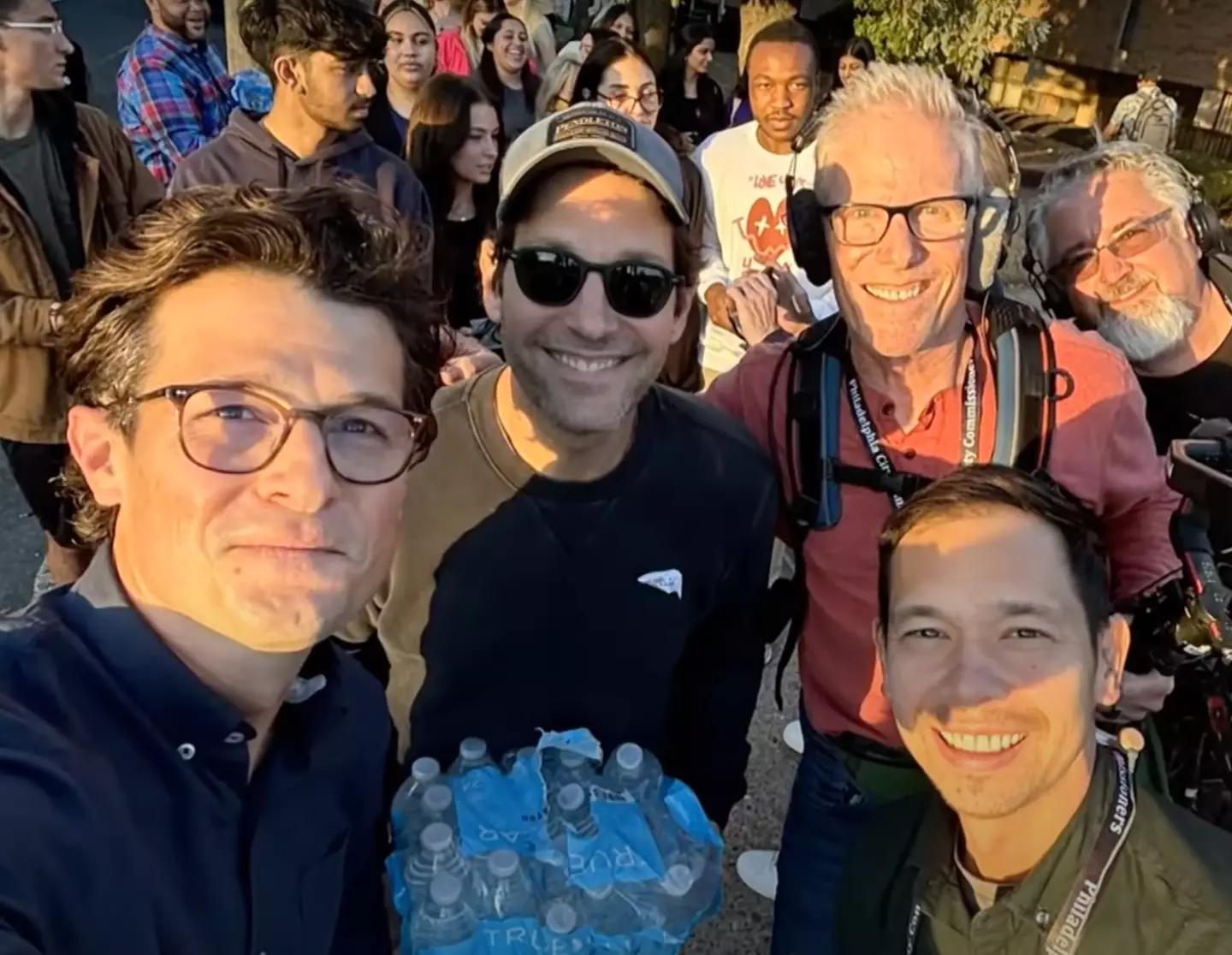 Rudd took a picture with the Entertainment Tonight! crew alongside students in the background (Entertainment Tonight!)