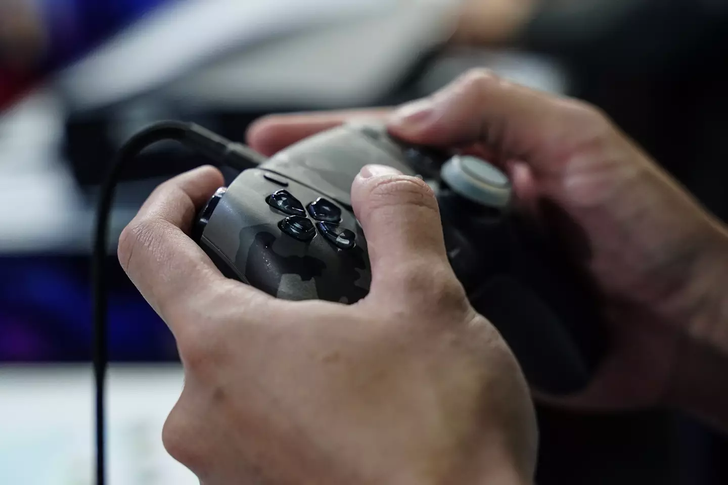 PS5 controllers sometimes run out of battery at the worst moment (Anusak Laowilas/NurPhoto via Getty Images)