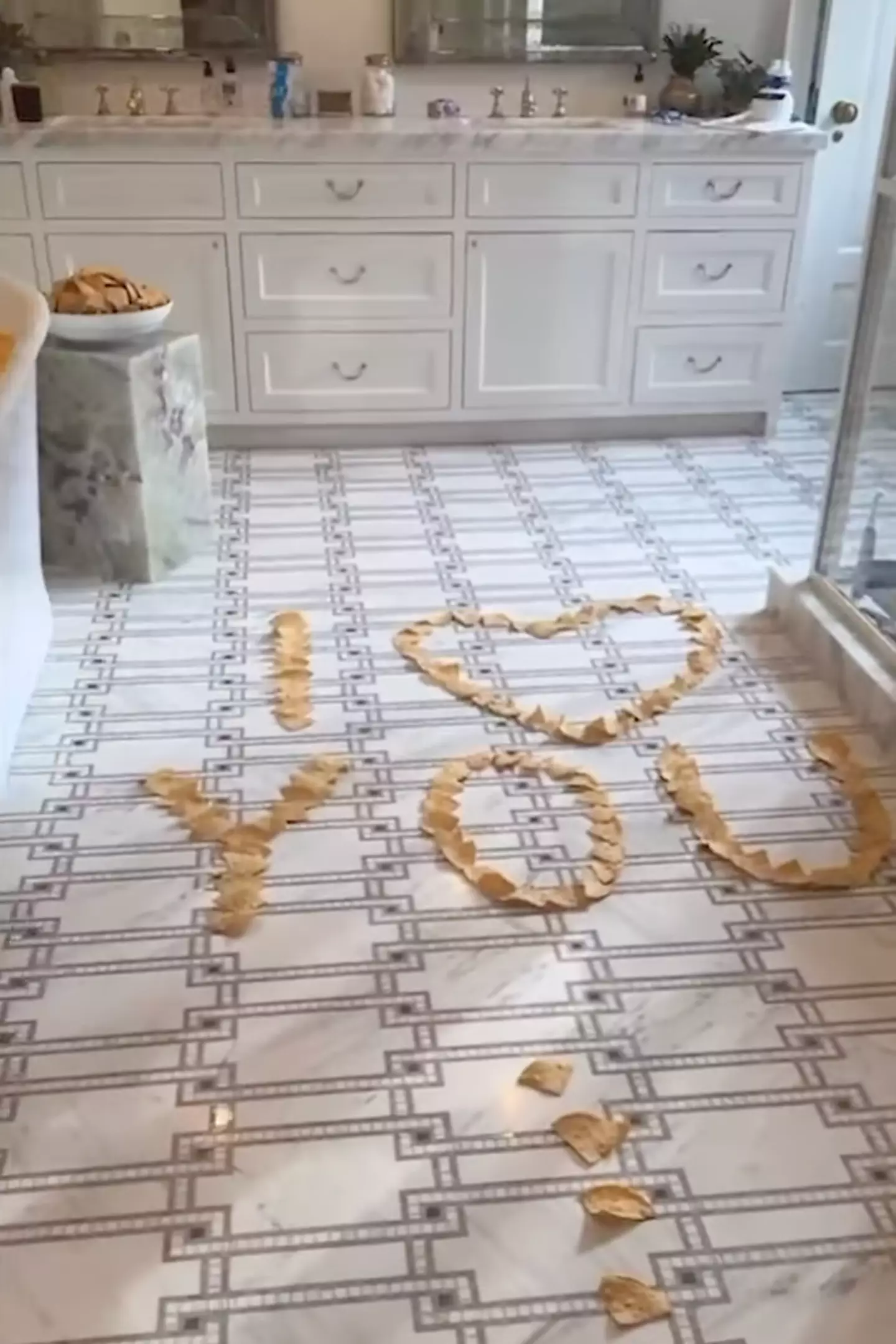 The chips were arranged with a heartfelt message on the bathroom floor (Instagram/itsbennyblanco)