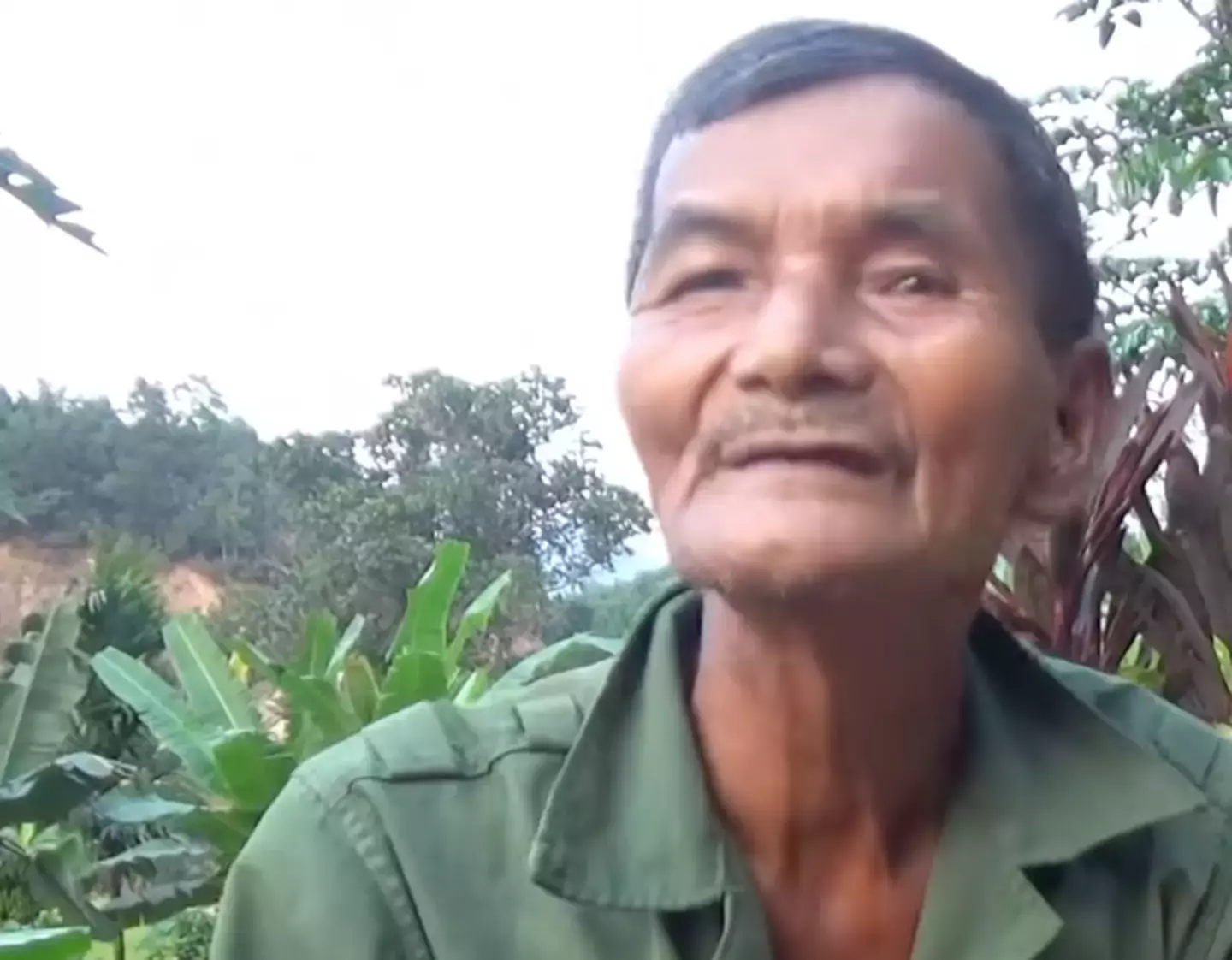 Vietnamese farmer Ngoc Thai apparently never sleeps (YouTube/Cuộc Sống Miền Trung)