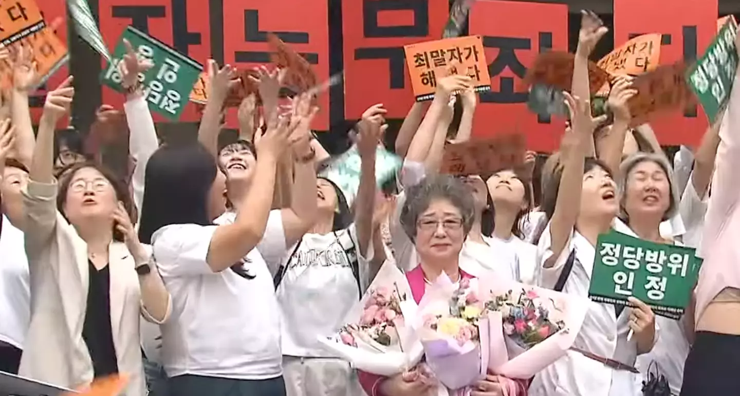 Choi was joined by supporters outside the courtroom after seeing her conviction overturned (KBS News)