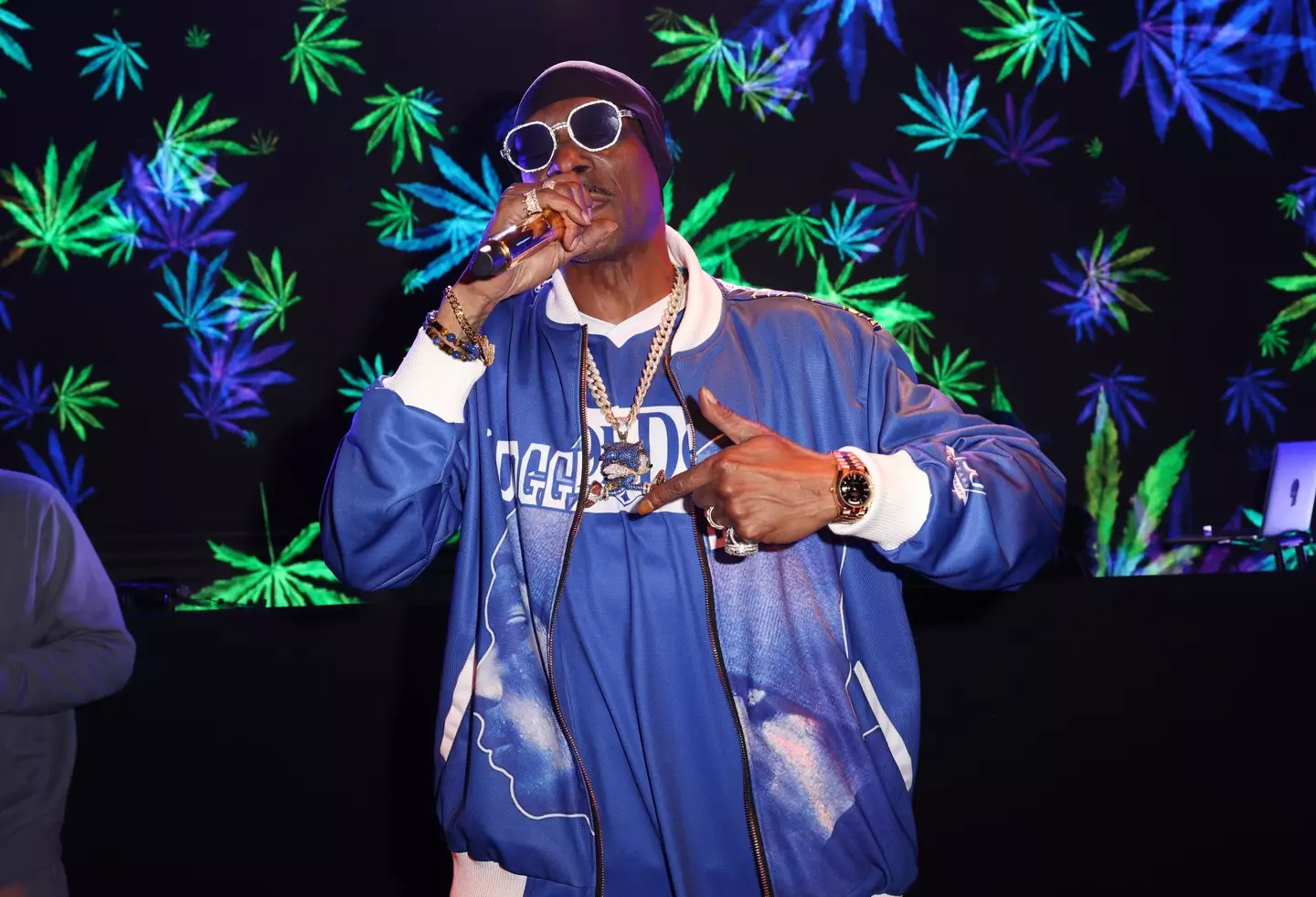 Snoop is married to Shante Broadus.