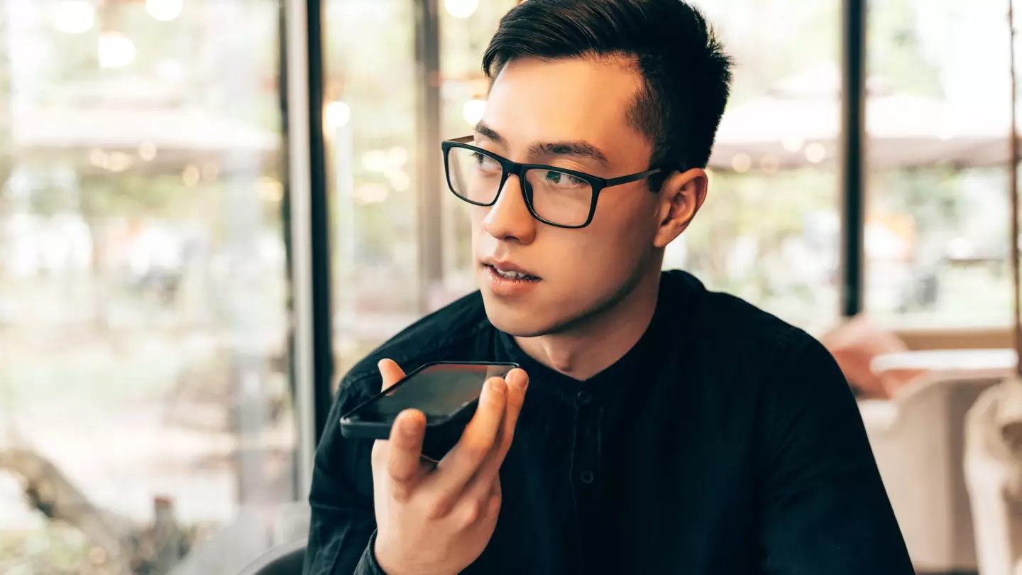 Everyone's saying Siri is 'evolving backwards' after comparing old iPhone to new one with shocking results