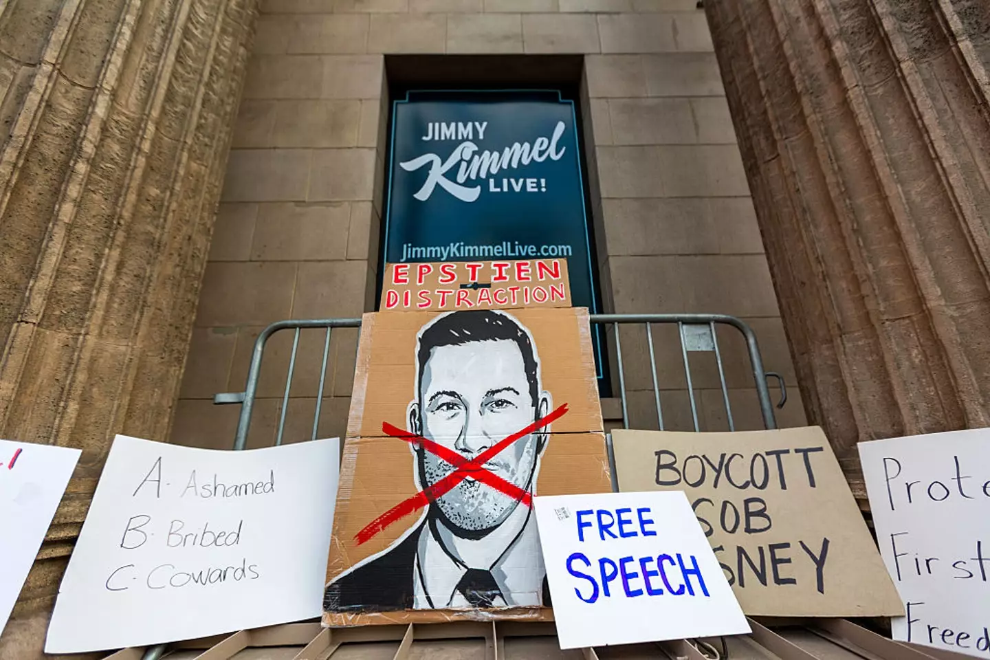 People protested Jimmy Kimmel's suspension (BENJAMIN HANSON/Middle East Images/AFP via Getty Image)