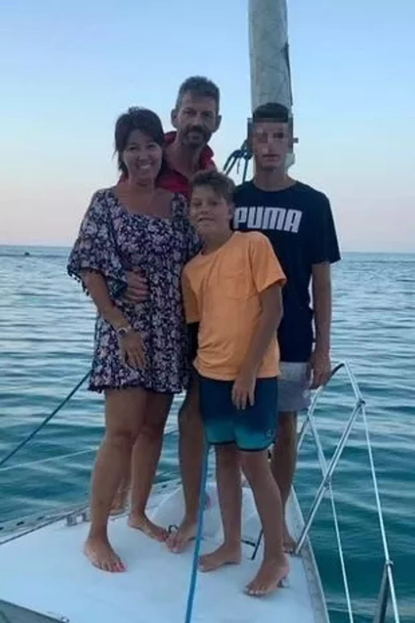 Héroïquement, le père a crié à son fils aîné de l'aider avant de devenir lui-même une victime (document familial)
