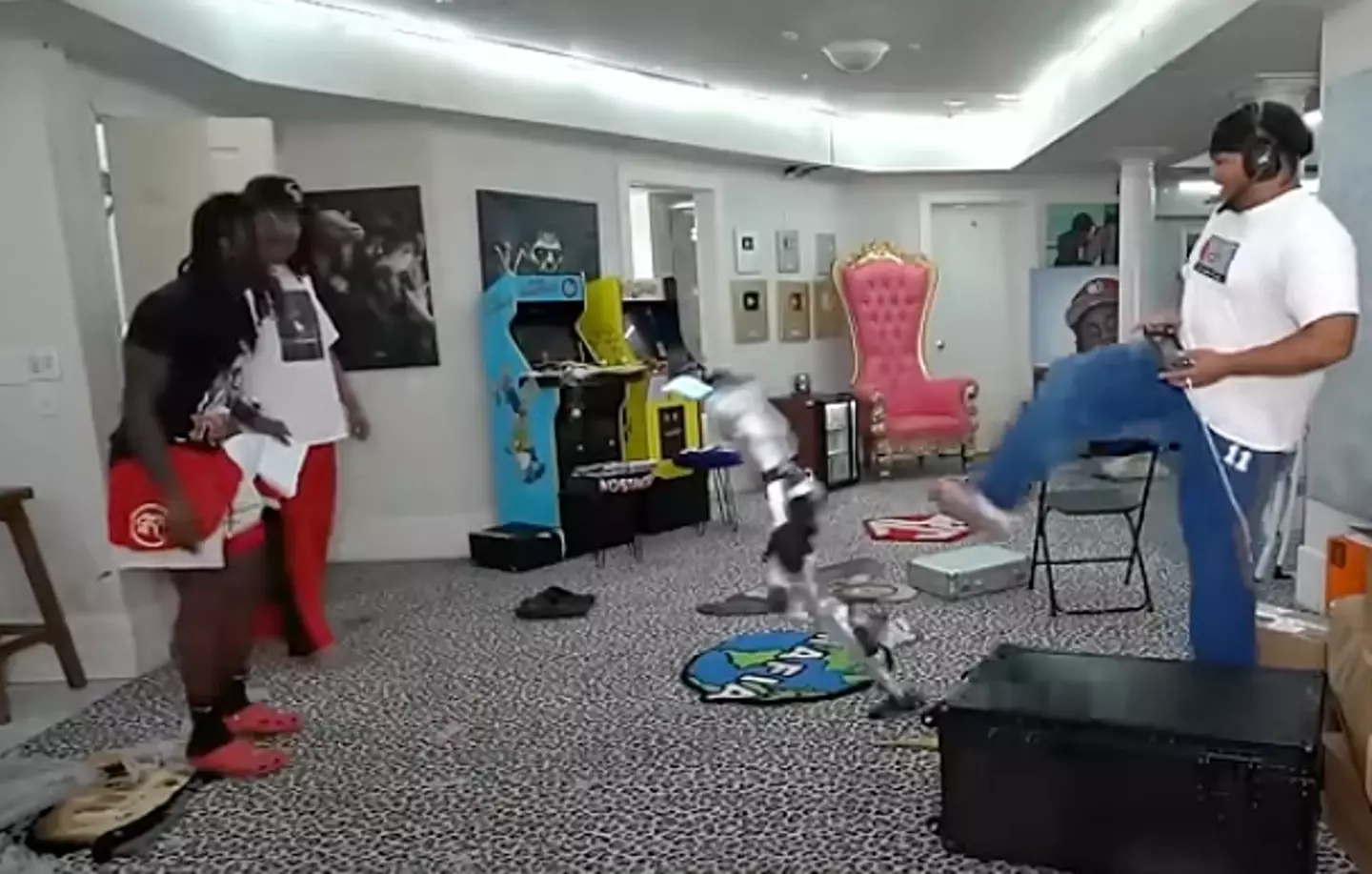 The trio could be seen pushing and kicking the robot (Kai Cenat Live/YouTube)