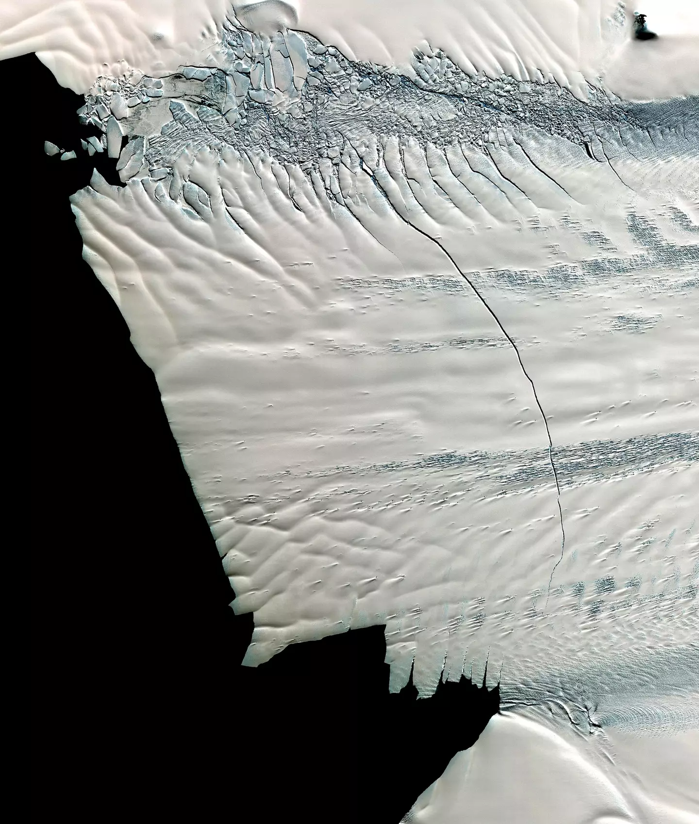 Photography from NASA has shown massive cracks appearing in the glacial ice.