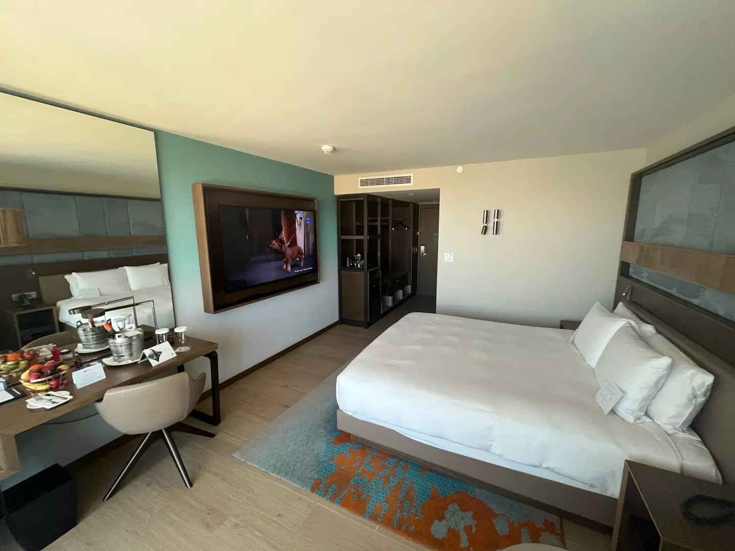 Joe Yates' room in the five-star Hyatt Regency hotel (LADbible)