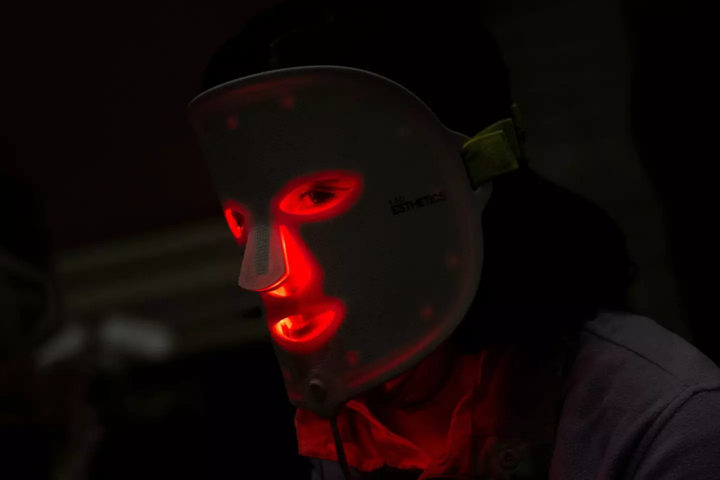 Some 'sleepmaxxers' like red light therapy before sleep (BRENDAN SMIALOWSKI/AFP via Getty Images)