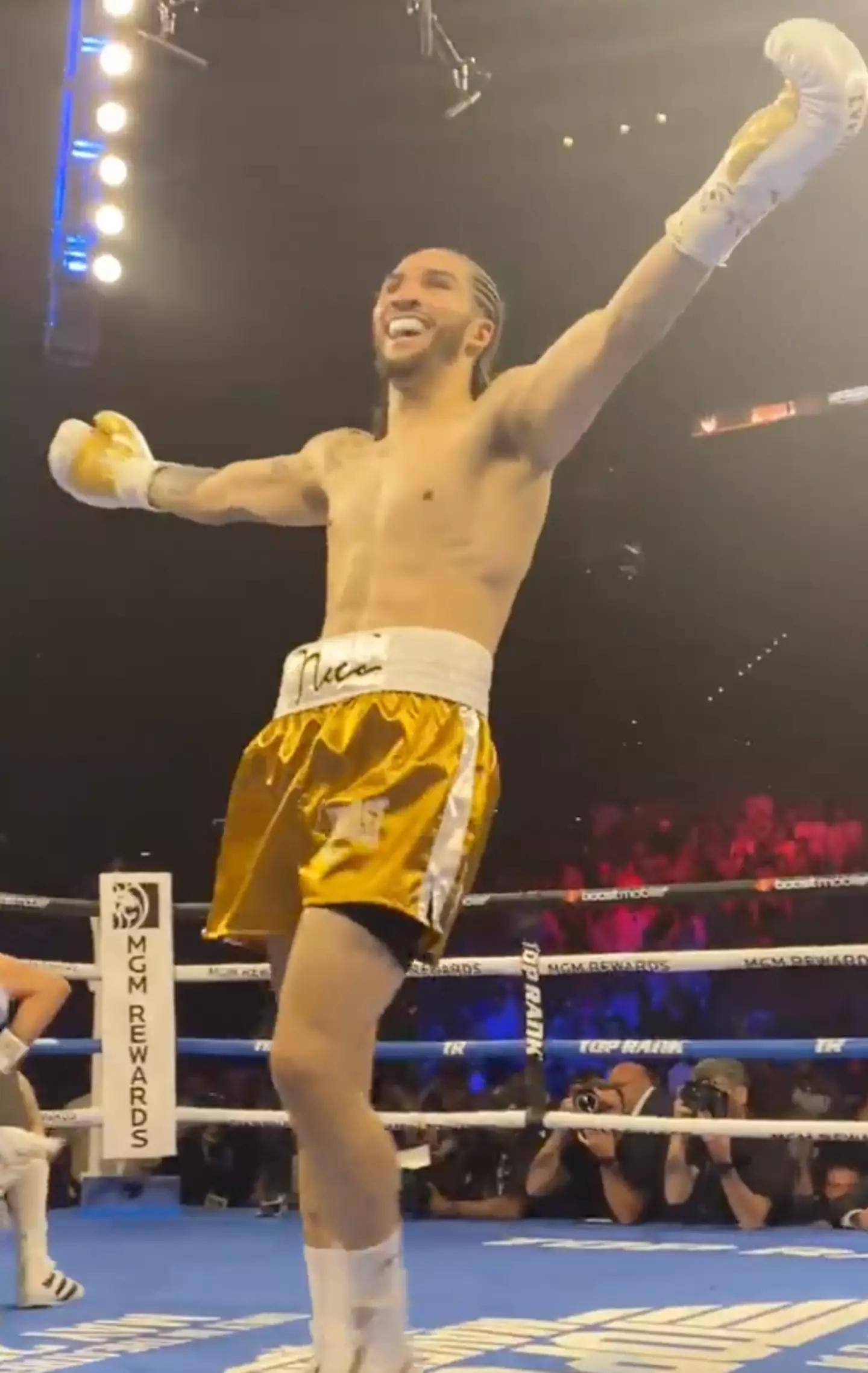 Nico Ali Walsh knocked out Alejandro Ibarra with a brutal two-punch combo.