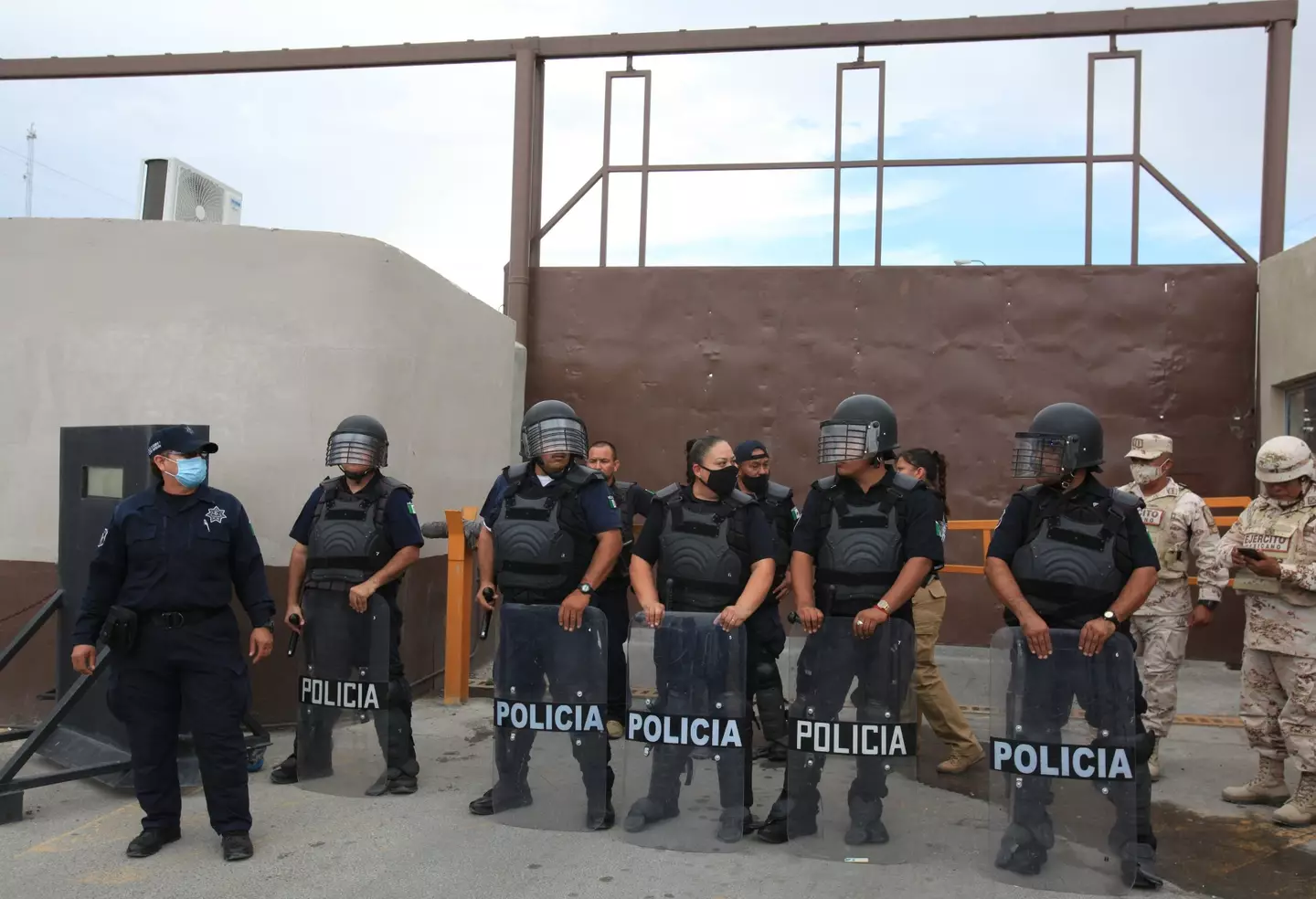 A prison clash between two rival Mexican cartels has caught the public in a crossfire, leaving 11 people dead.