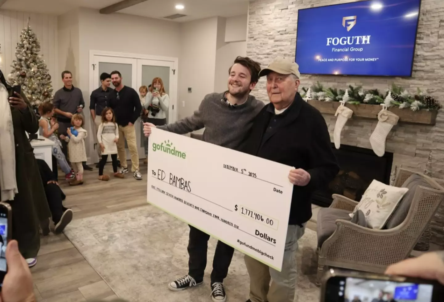 Influencer Sam Weidenhofer presenter Ed Bambas with the check (instagram.com/itssozer)