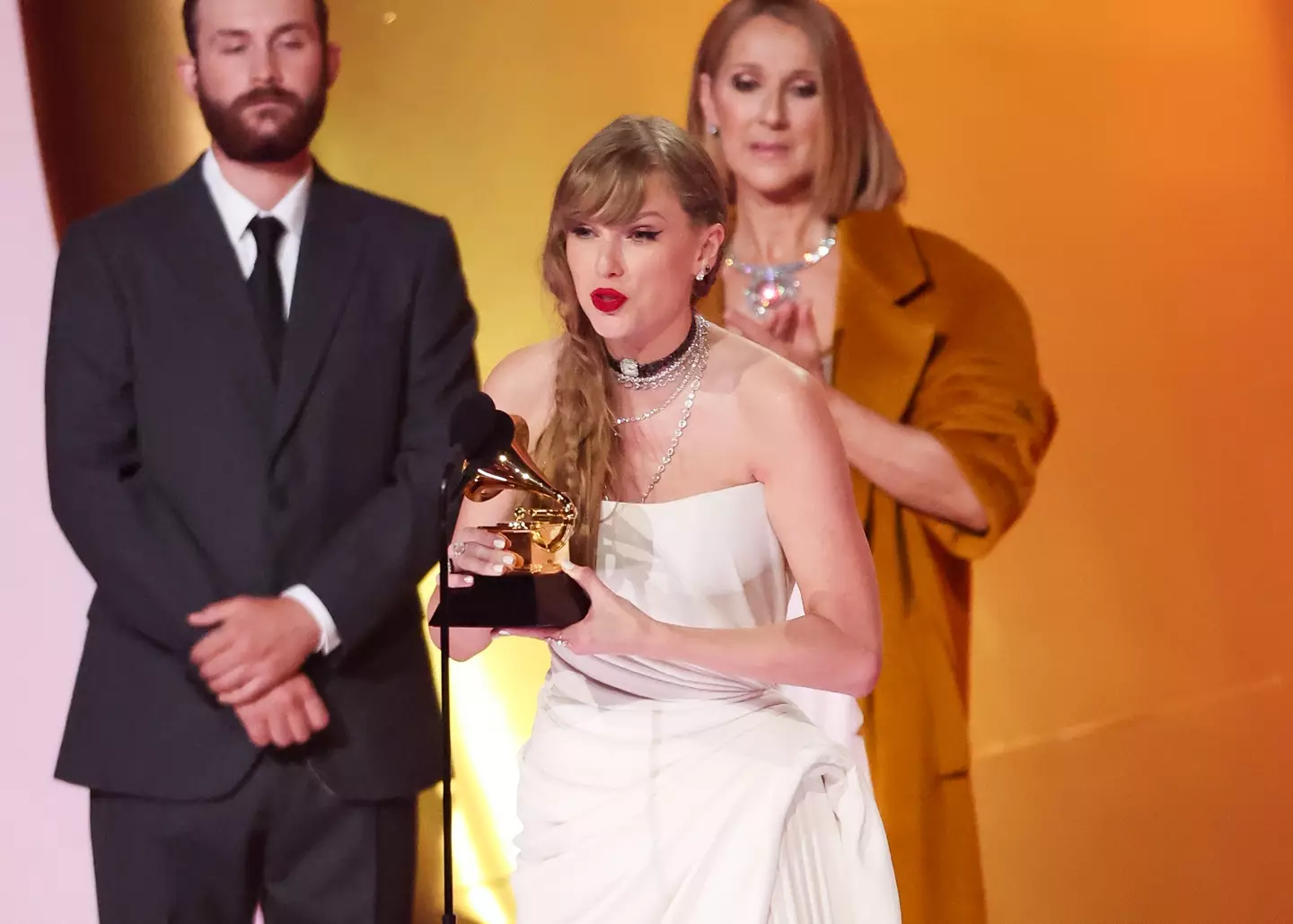 Some people have had an issue with how Taylor Swift accepted her Grammys award from Celine Dion.