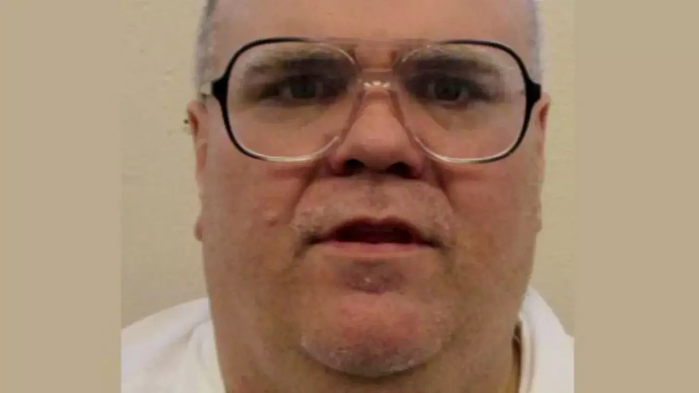 A man on death row who killed three men back in the 90s had his execution abandoned on Thursday.