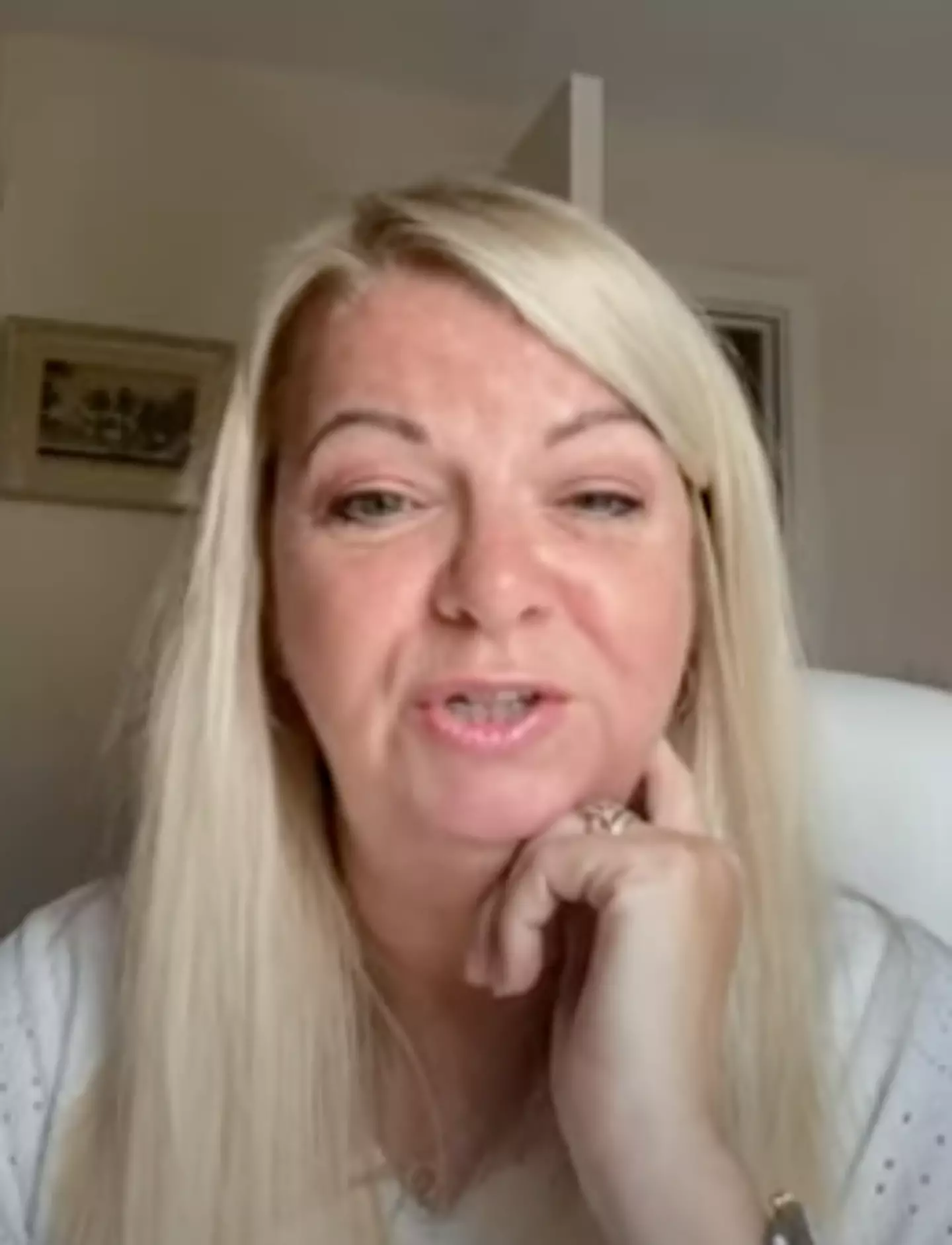 She said this pose can be a giveaway (YouTube/Adrianne Carter)