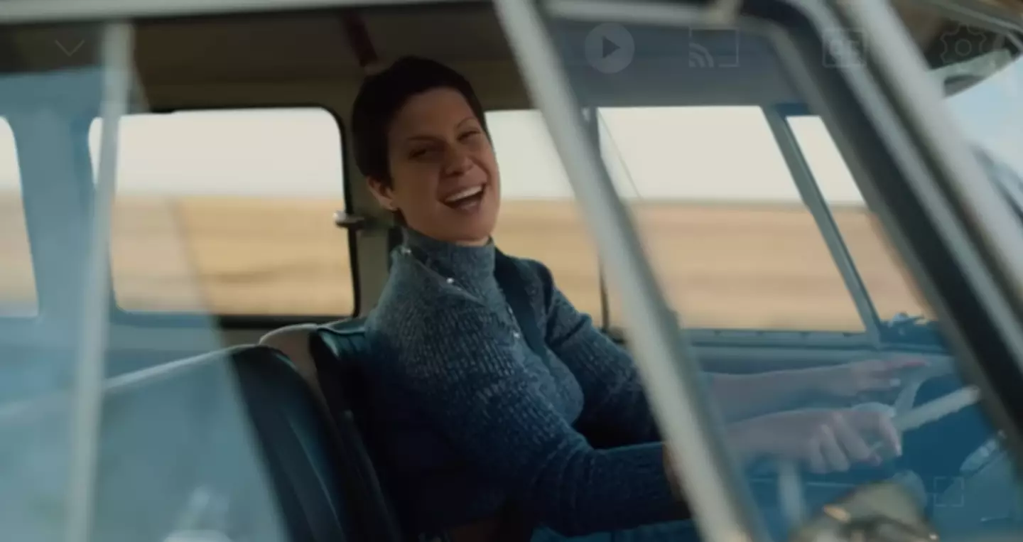 Regina and her daughter were shown to be singing together.