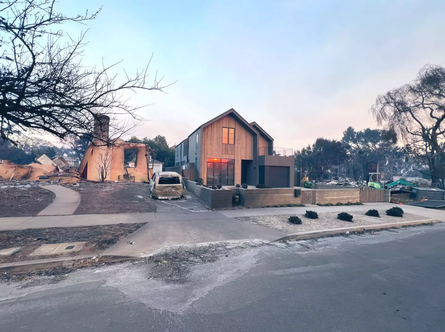 The house remarkably survived (Twitter/@ChasenGreg)