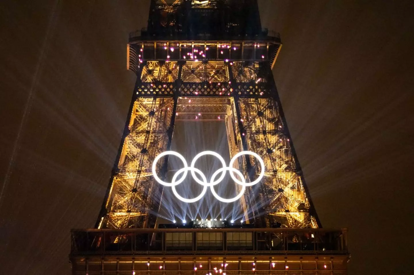 Dion performed beside a piano player on the Eiffel Tower. (Kevin Voigt/GettyImages)