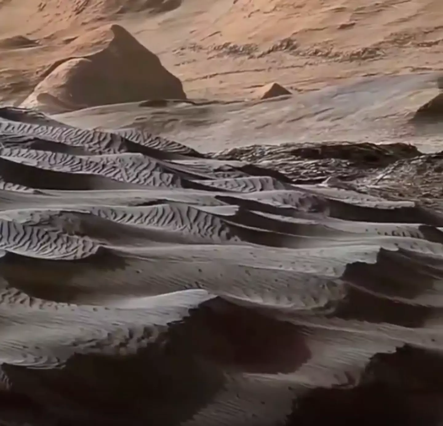 NASA releases footage of dunes on Mars (NASA)
