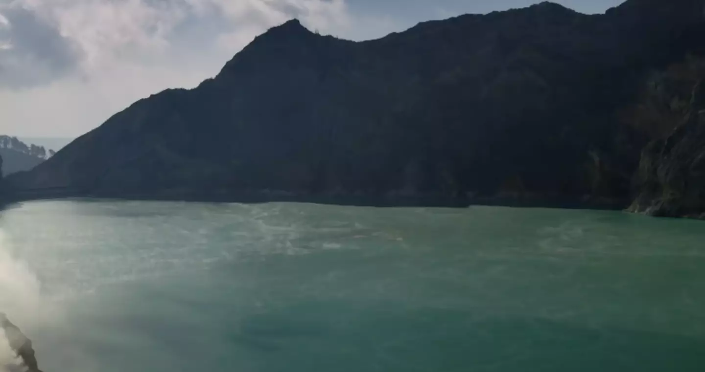 Kawah Ijen, during the day. (NO_IM_THE_BATMAN)