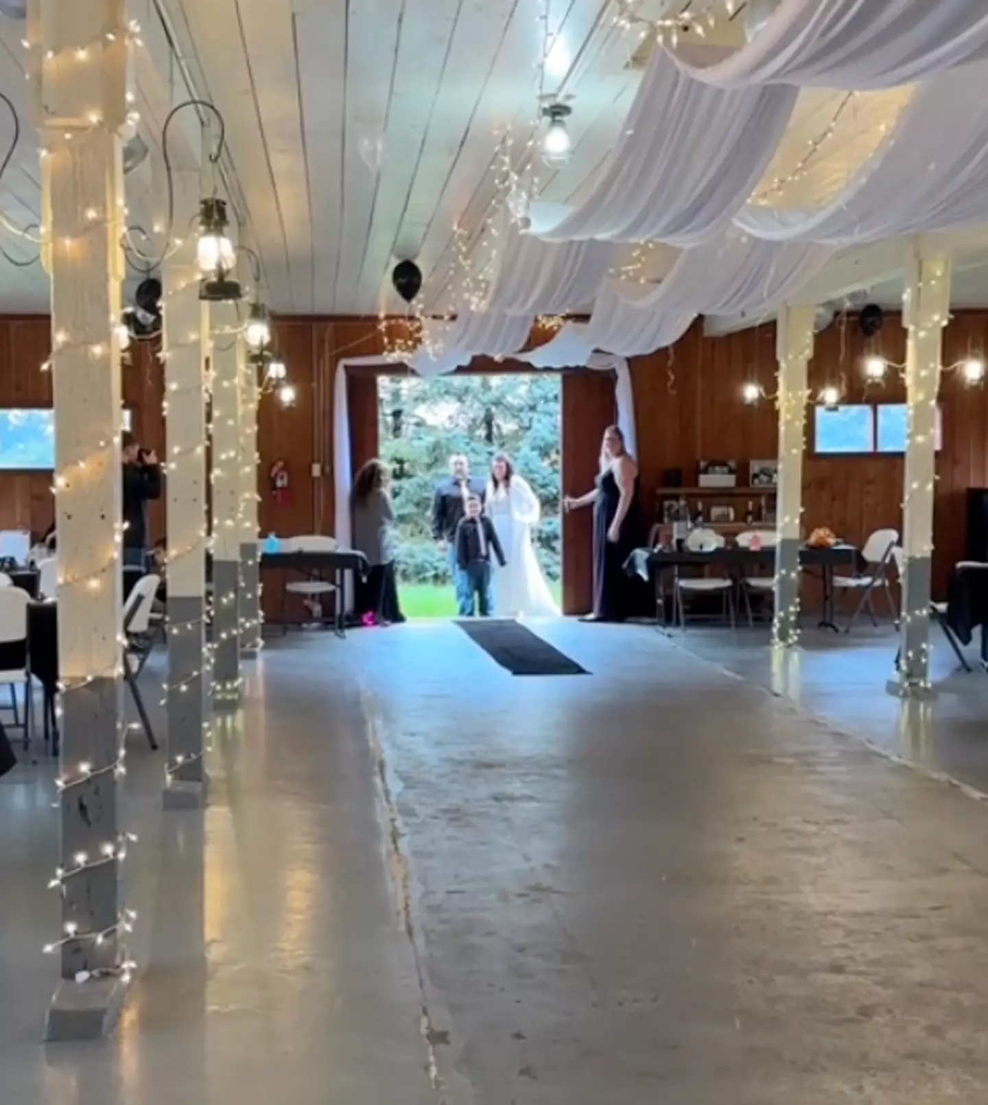 The newly-weds were heartbroken to discover none of their 'friends' showed up to their wedding (TikTok/@kalina_marie_23)