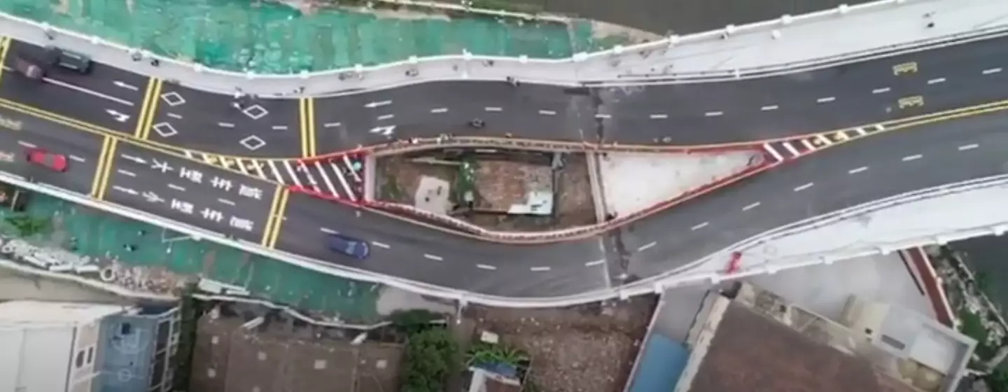 The tiny property is in the middle of the Haizhuyong Bridge.