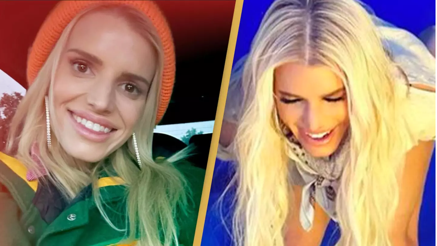 Jessica Simpson shares photo going to the toilet during photoshoot
