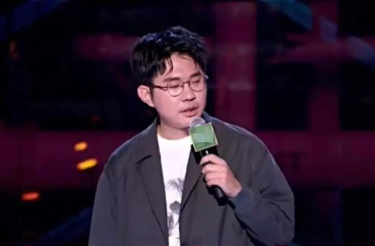 Comedian Li Haoshi was forced to apologise after joking about the Chinese military.