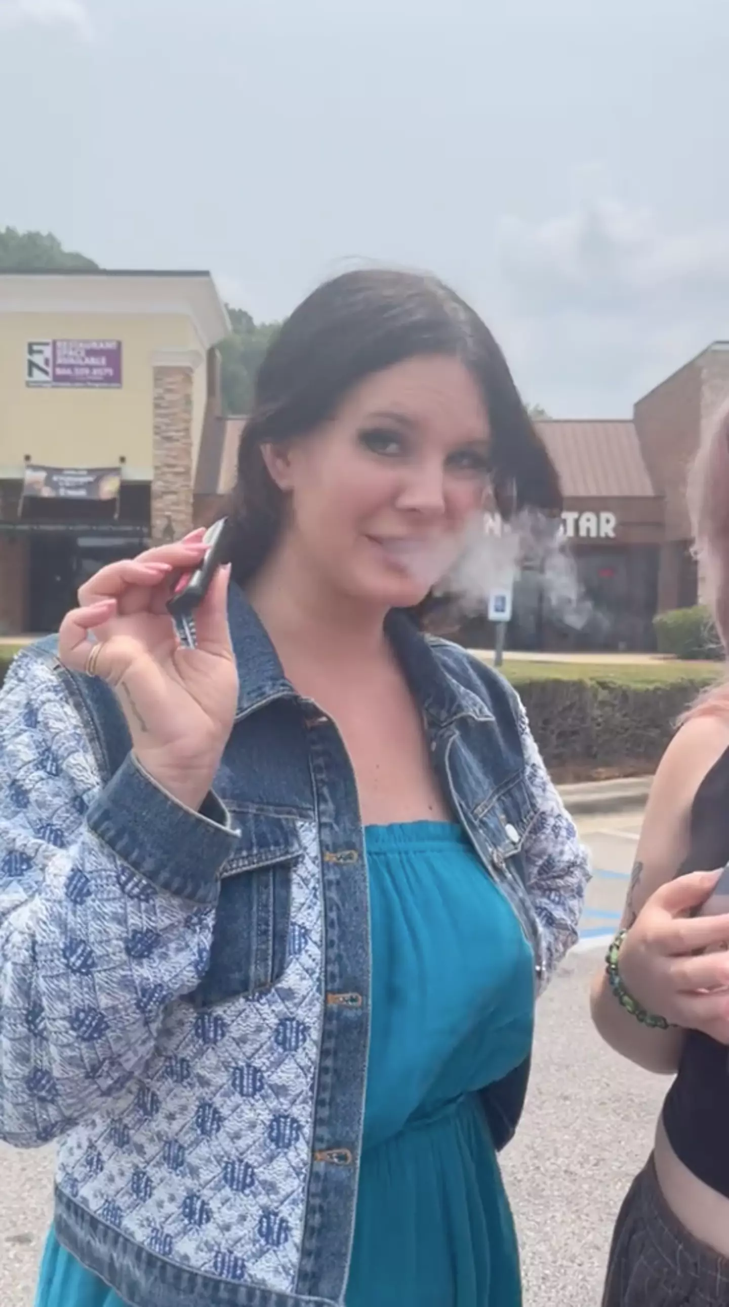 Del Rey briefly looked to be enjoying that vape.