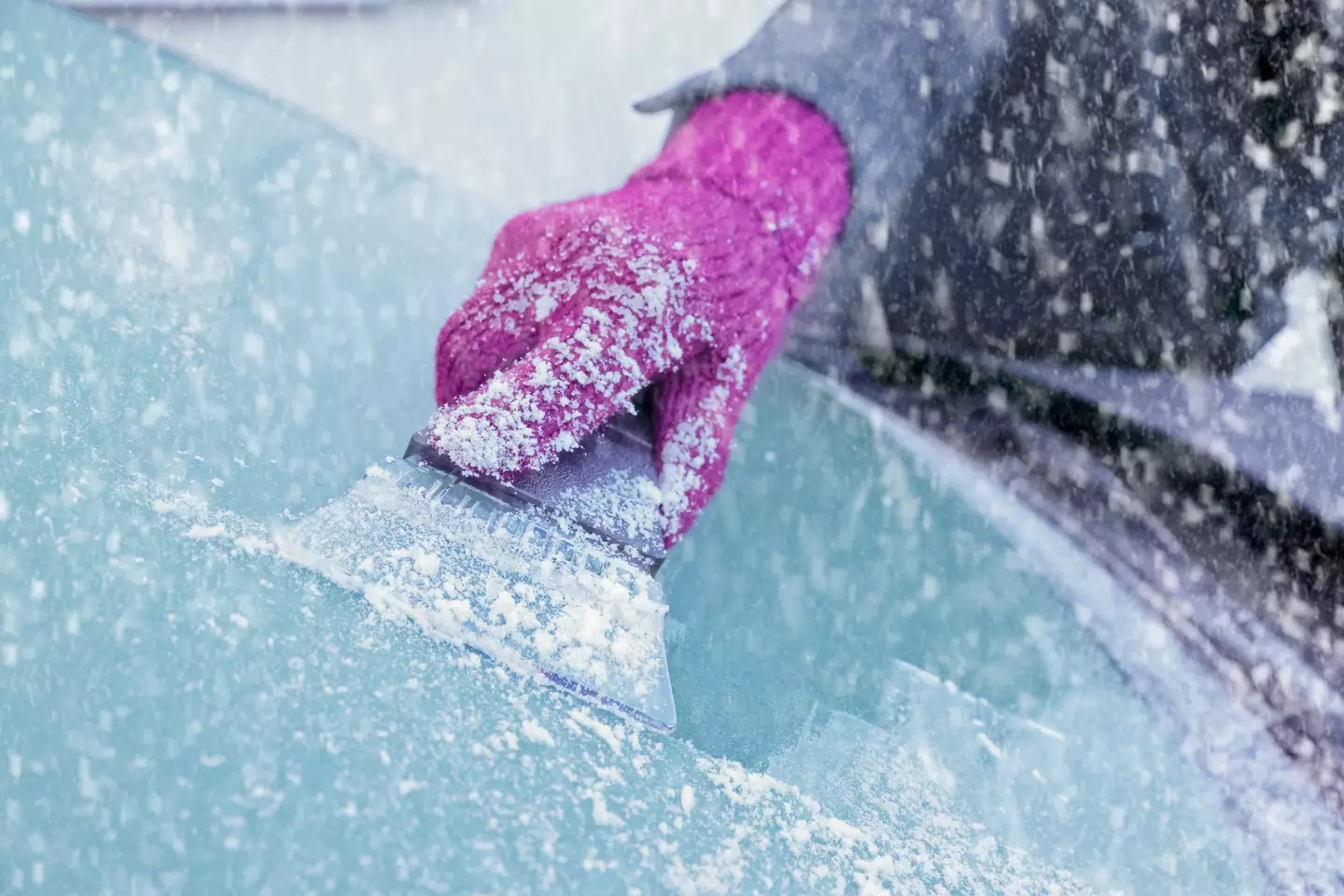 De-icing the car is a chore everyone hates (Getty Stock Photo)
