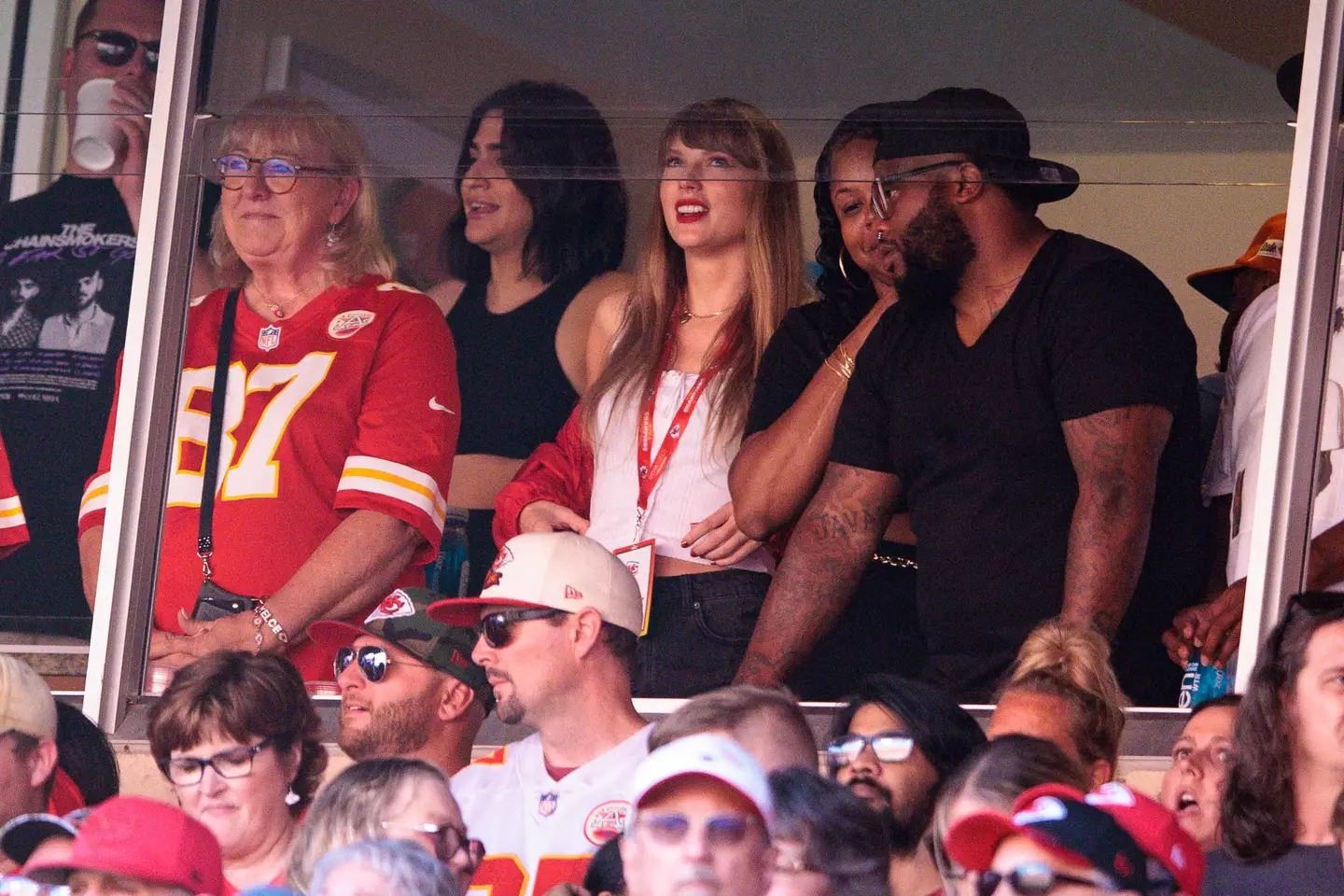 Swift and Donna Kelce watch the Kansas City Chiefs against the Chicago Bears.