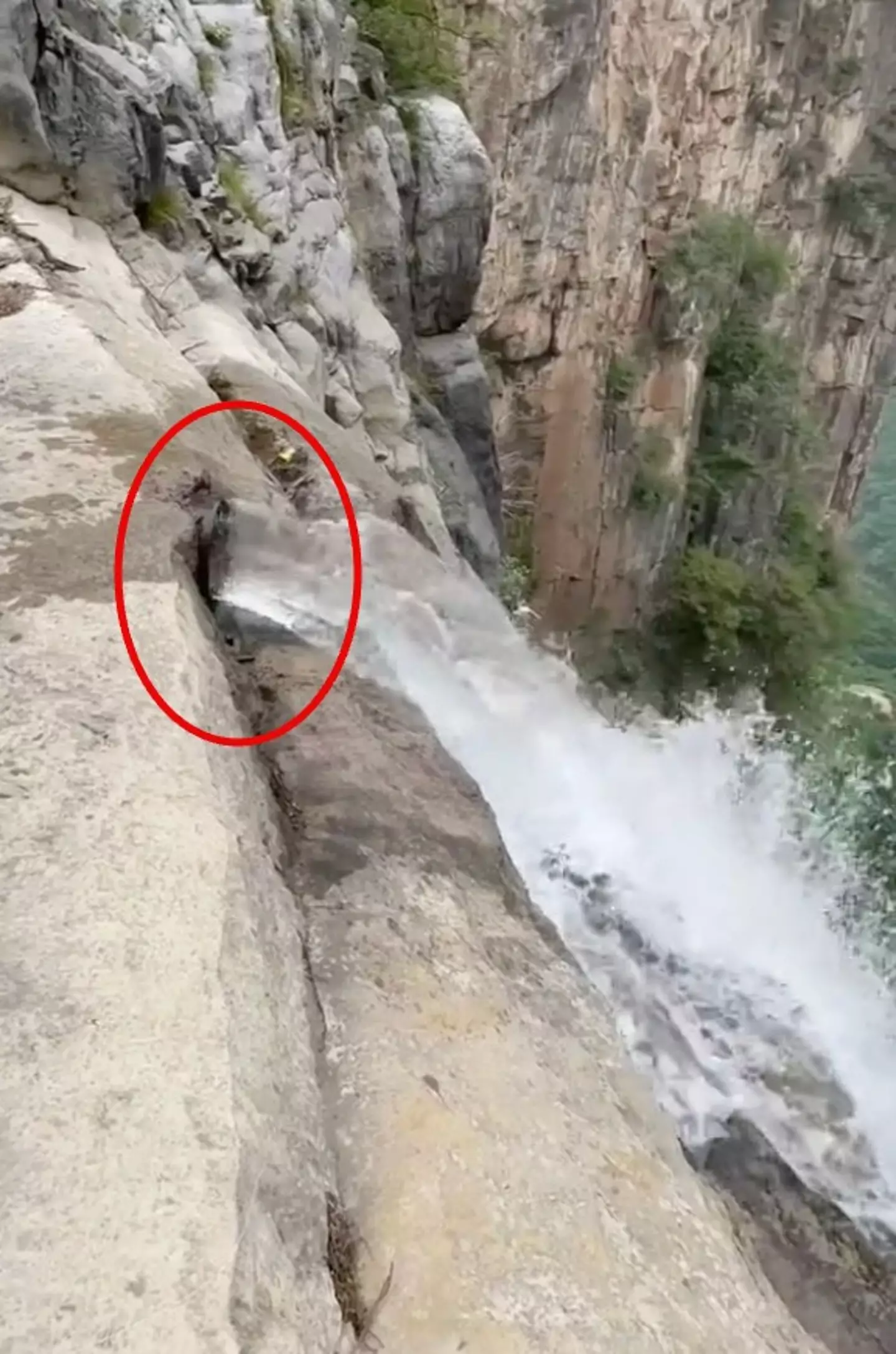 A hiker spotted a pipe feeding the famous waterfall (Douyin)