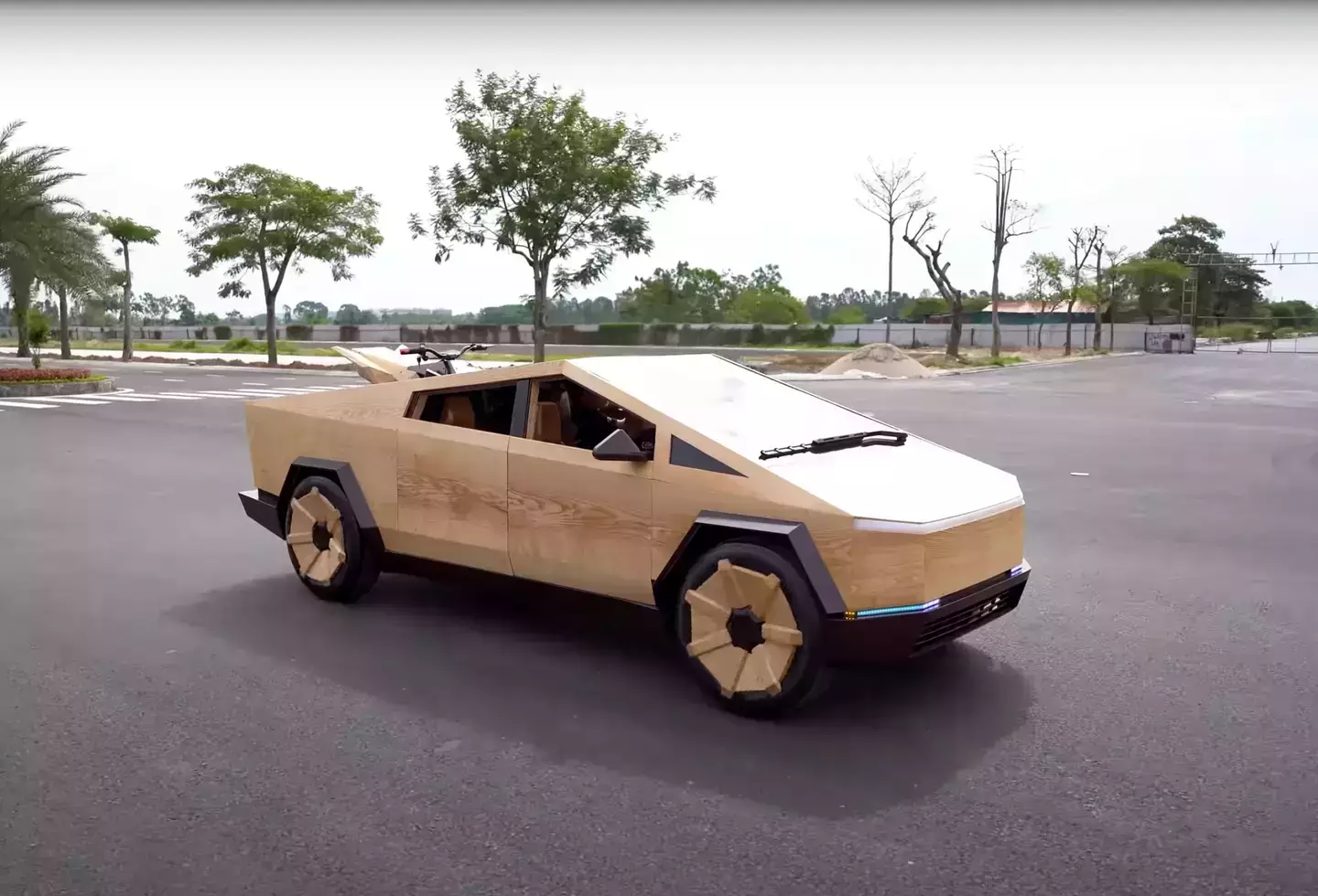 Elon Musk responds to man who built fully functional Cybertruck out of wood for $15,000 - Technology - UNILAD