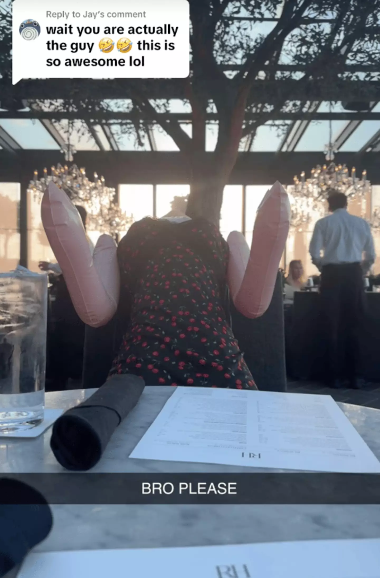 Henry took photos of his 'date'. (TikTok/@papichulo2613)