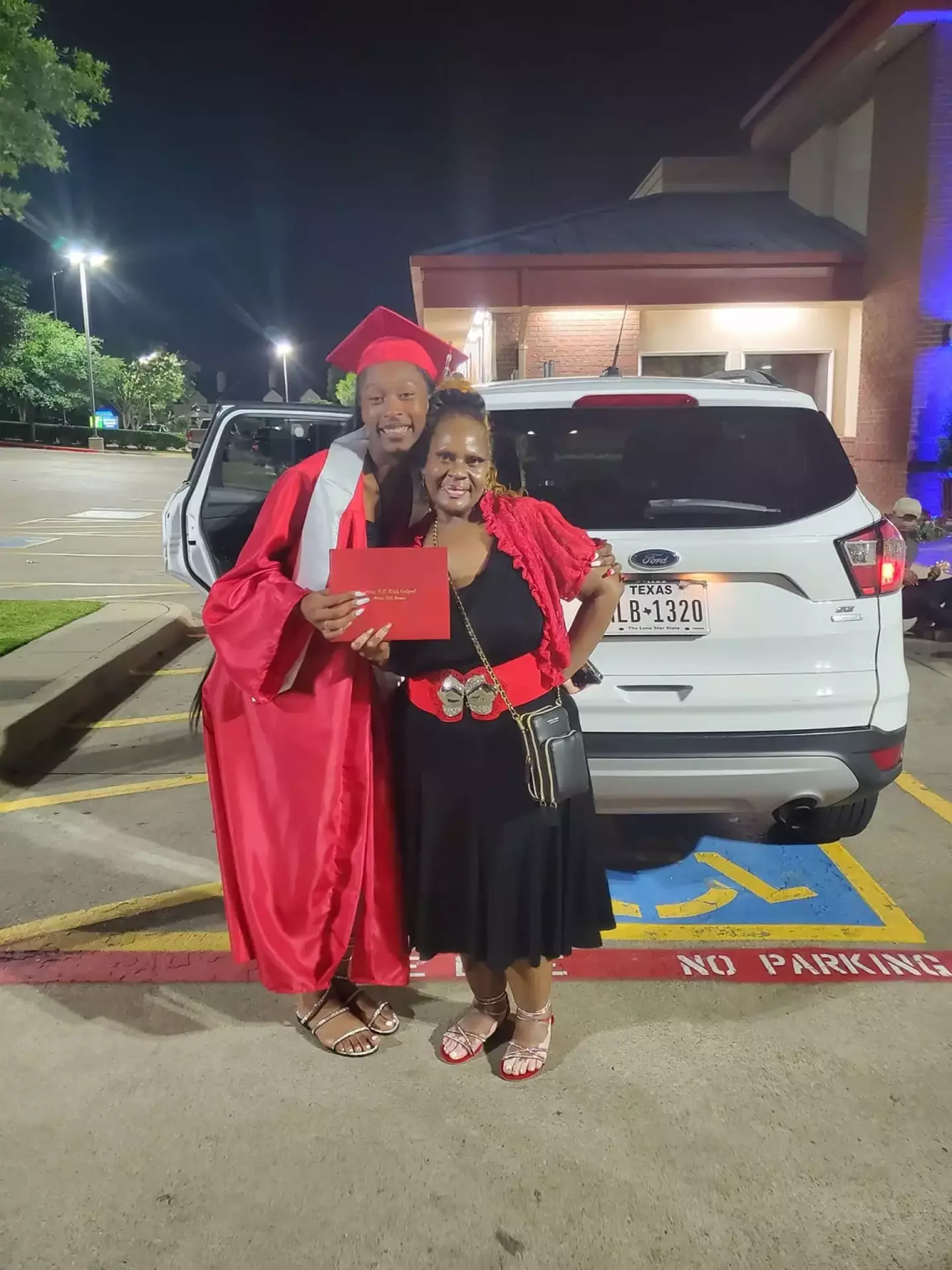 Taylor and her aunt Vandora Skinner (Facebook)