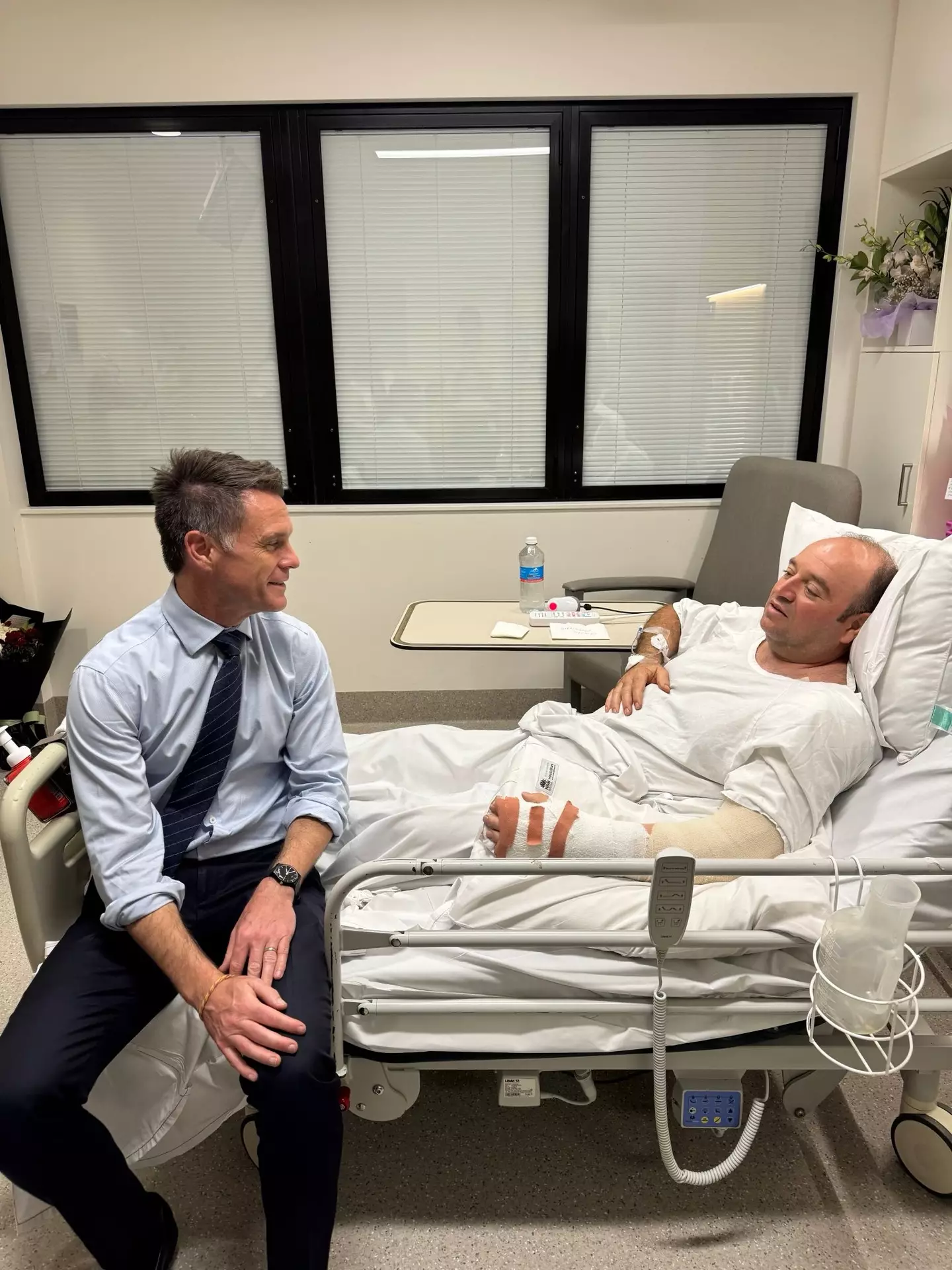 Premier of New South Wales Chris Minnis visited him in hospital to thank him for his bravery (X)