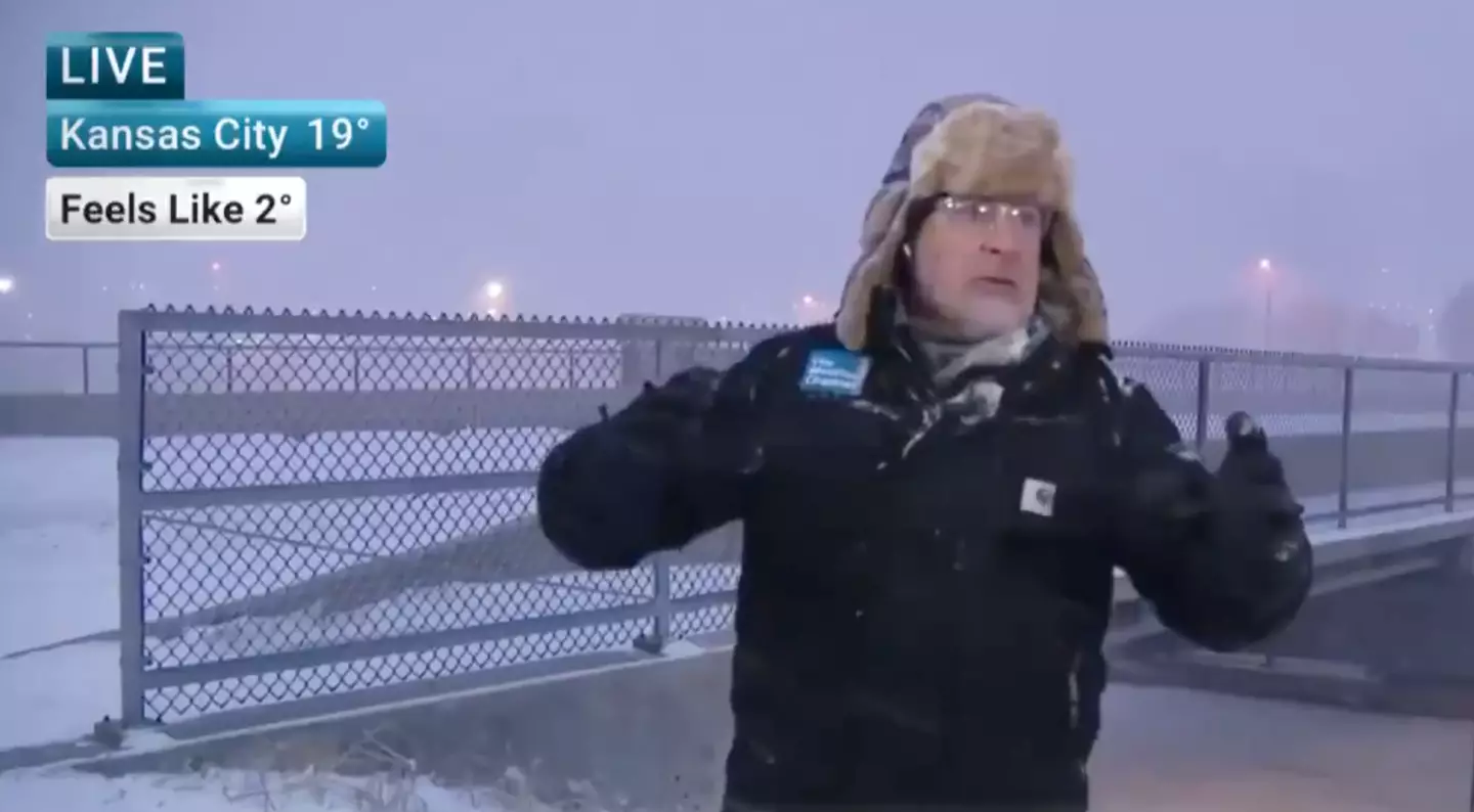 Jim Cantore freaks out as he hears 'thundersnow' on live TV (The Weather Channel)
