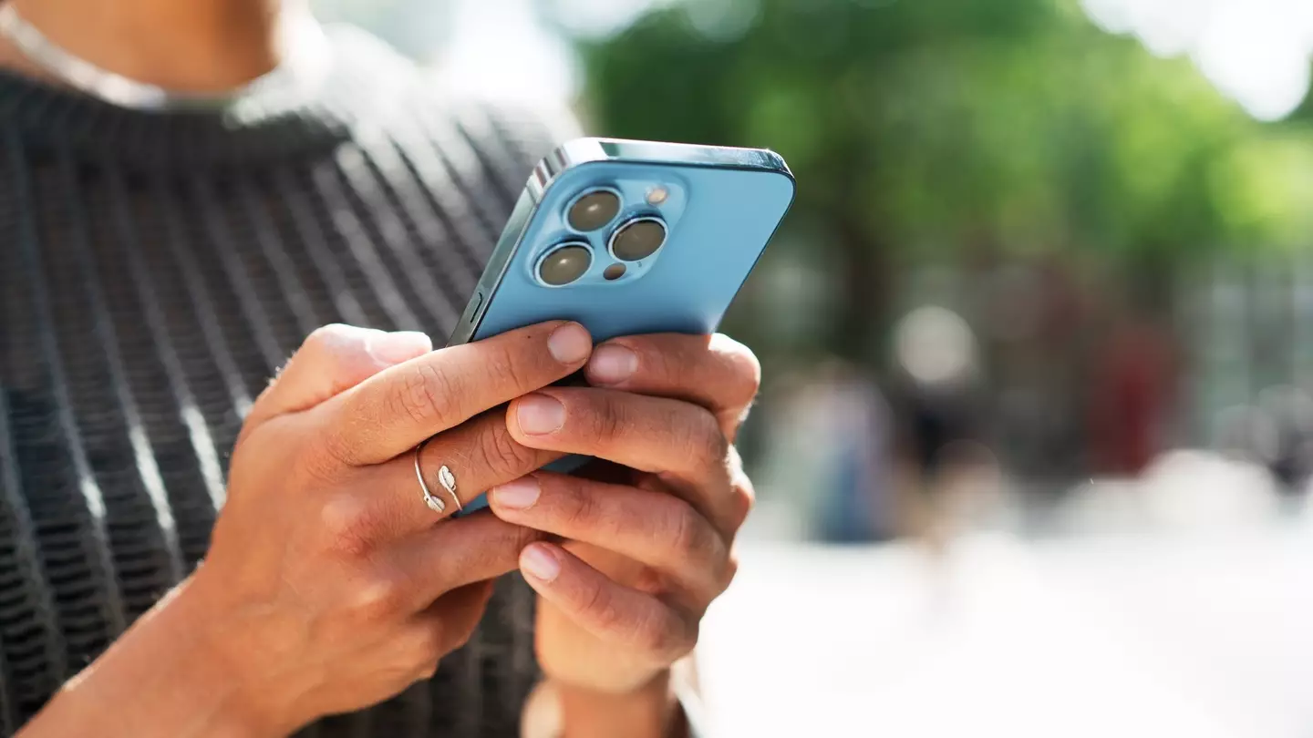 Experts issue urgent warning to 1.8 billion iPhone users over scam that's targeting bank accounts