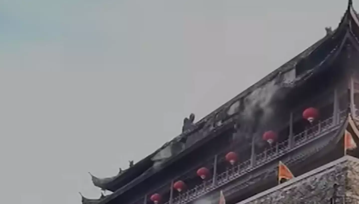 Tiles came cascading off the roof (YouTube/ CNN/ @SENYU/DOUYIN)
