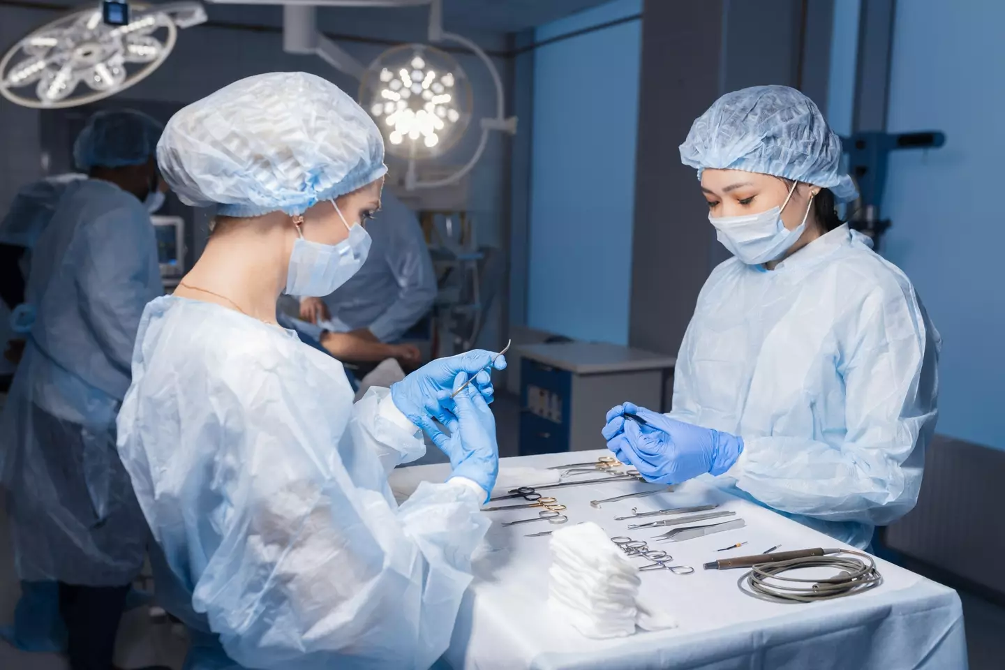 Surgeons prepping (Alamy)